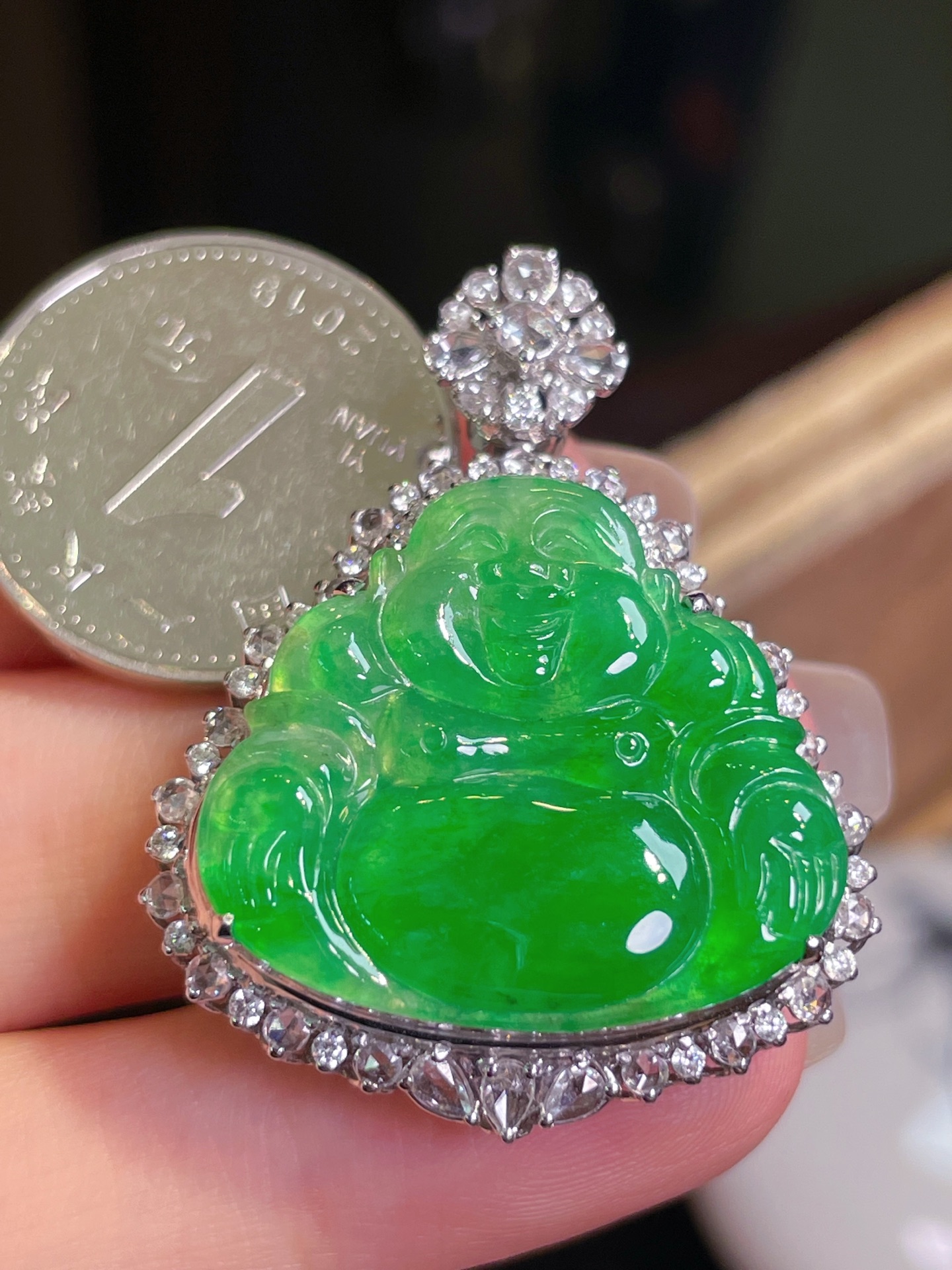 ️翡翠A货 佛公吊坠，阳绿满色，料子冰润细腻，种老起光，18k金镶真钻，上身佩戴效果很好，尺寸：38.2/29.5/11.3，编号22