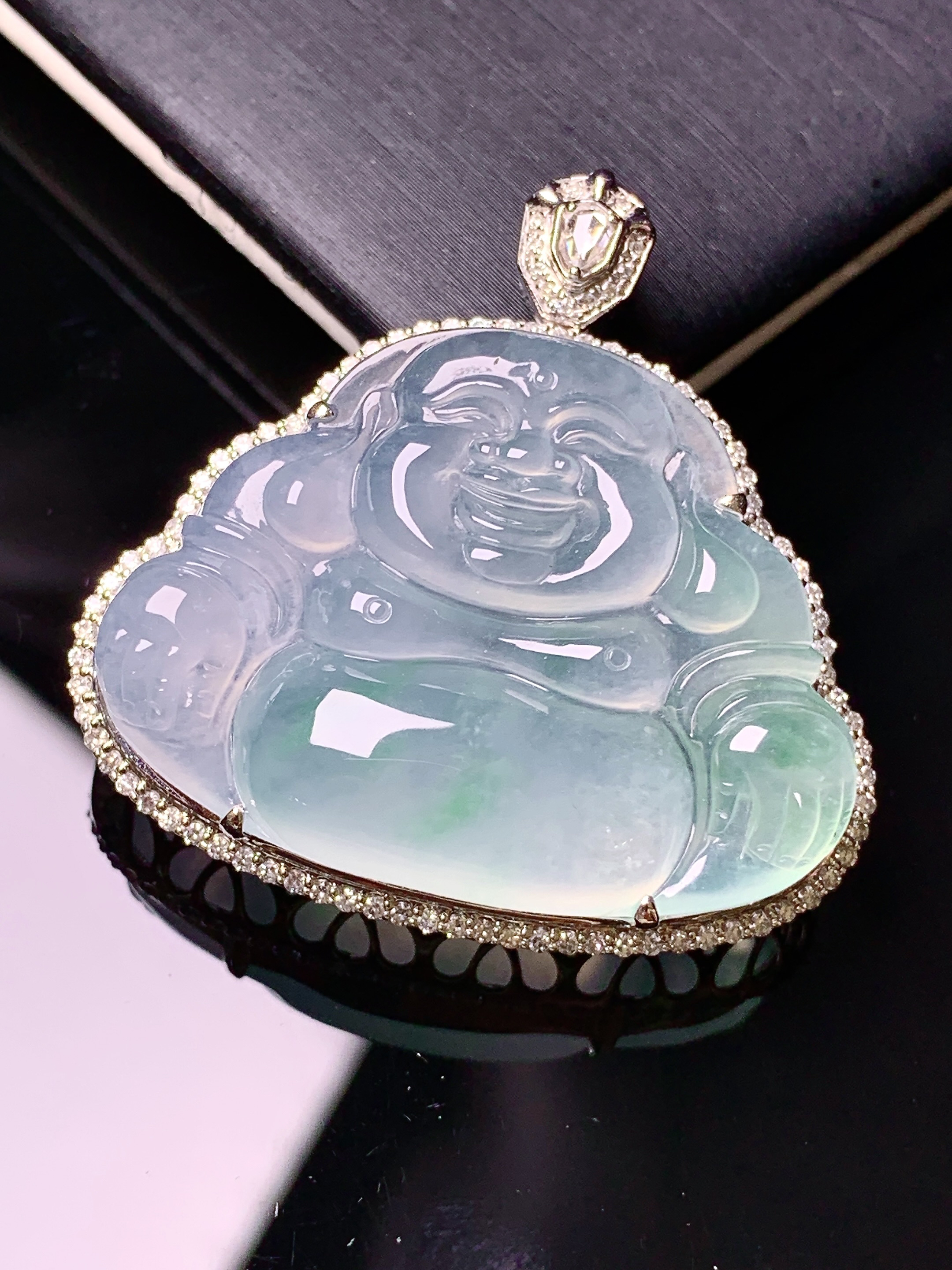 18k金钻镶嵌冰种飘绿佛公吊坠 玉质细腻 色泽艳丽清新 水润亮眼 整体尺寸34.2*35.2*11g2