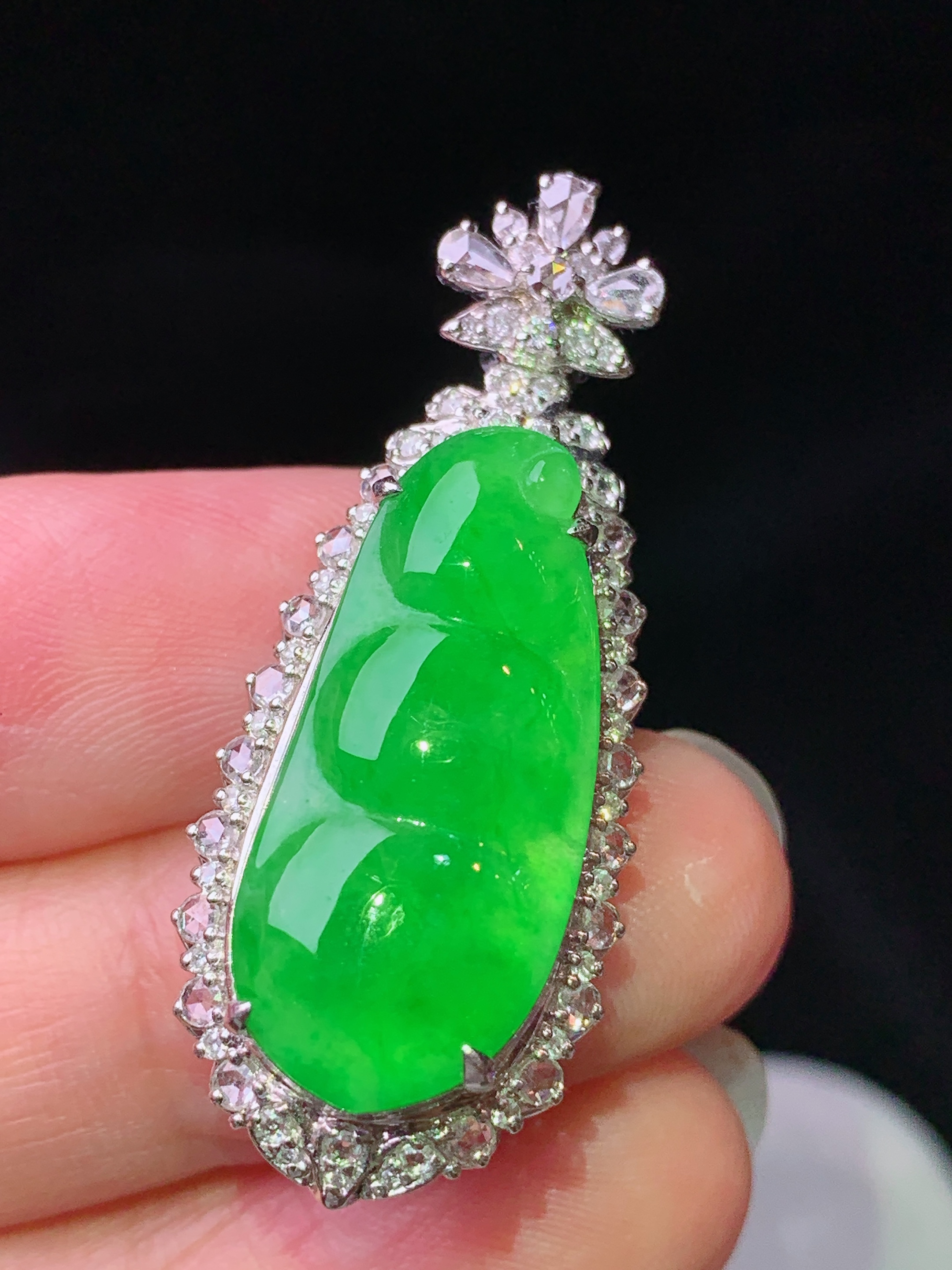 18k金钻镶嵌冰阳绿四季豆吊坠 玉质细腻 色泽艳丽清新 水润亮眼 整体尺寸38.5*15.5*10.5h2