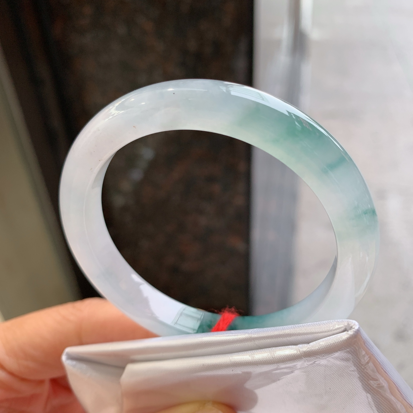 正圈冰种飘花，无裂，尺寸：52.3/8.8/7.8，冰润