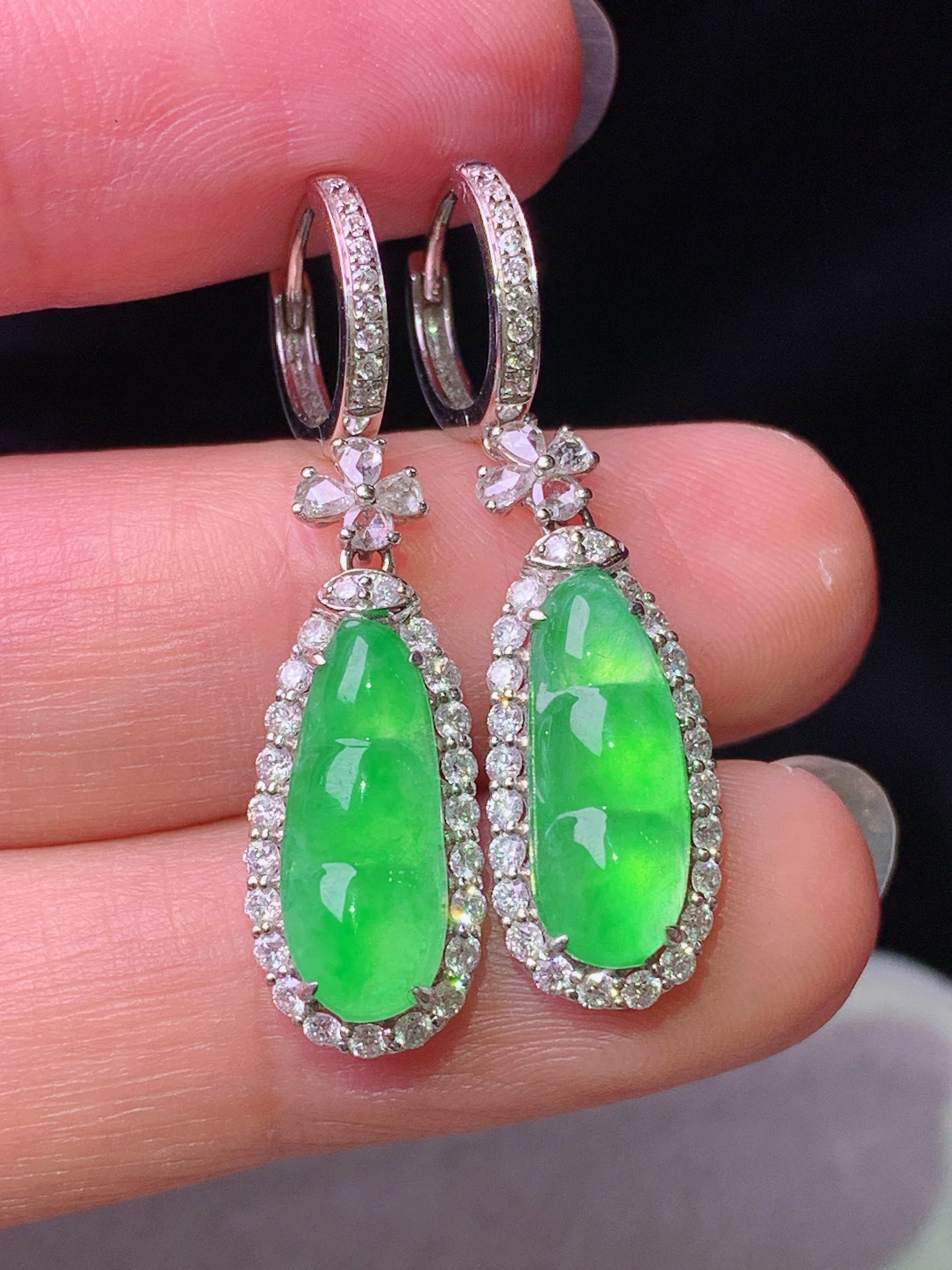 18k金钻镶嵌冰阳绿四季豆耳坠 玉质细腻 色泽艳丽清新 水润亮眼 整体尺寸32*8.5*5.6h1