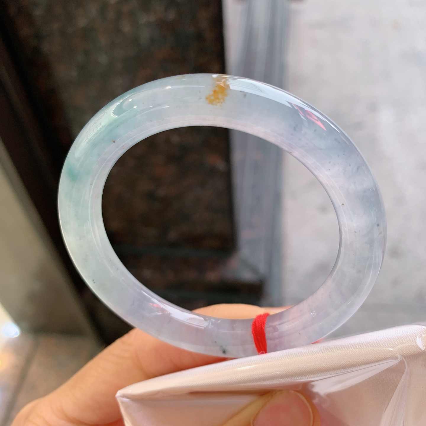 圆条冰种带黄翡，无裂，尺寸：52.3/9.2/9