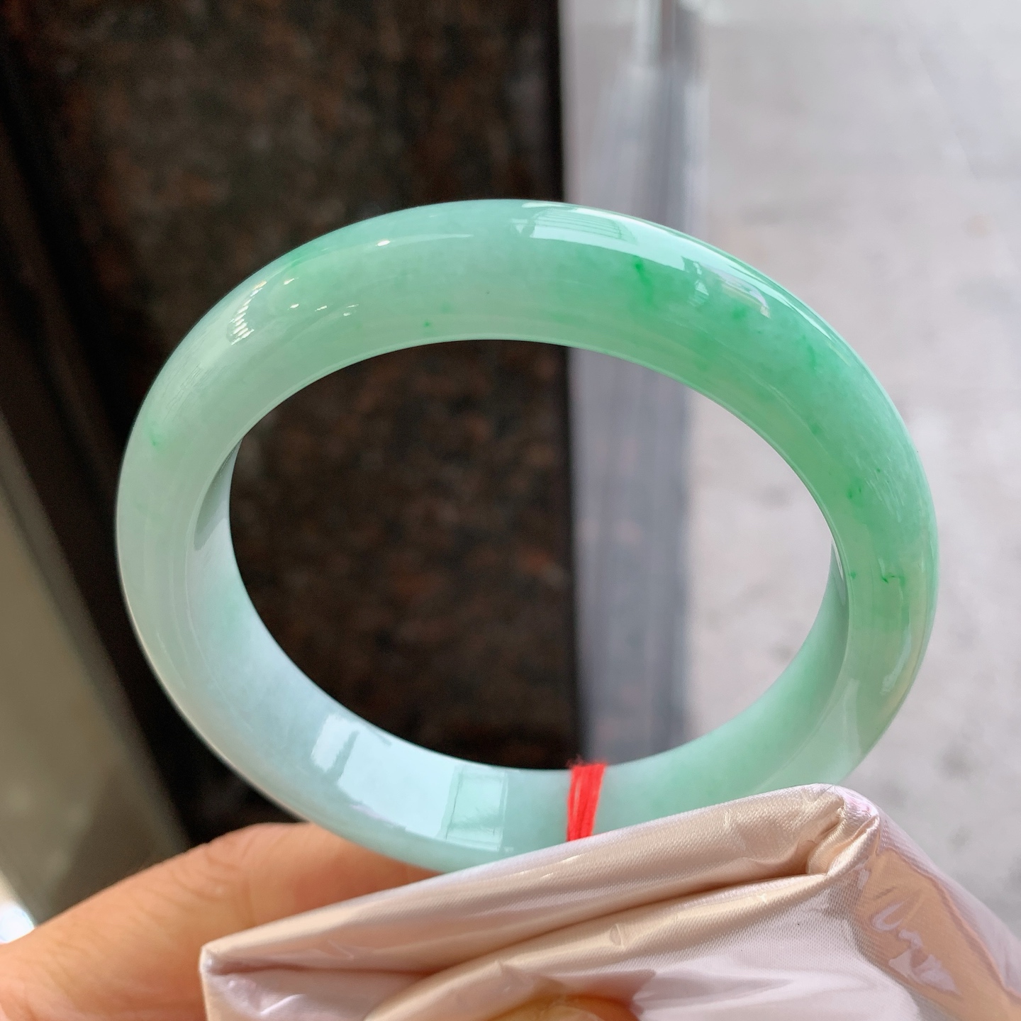正圈飘绿，无裂，尺寸：59.5/12.6/8.6，大圈口