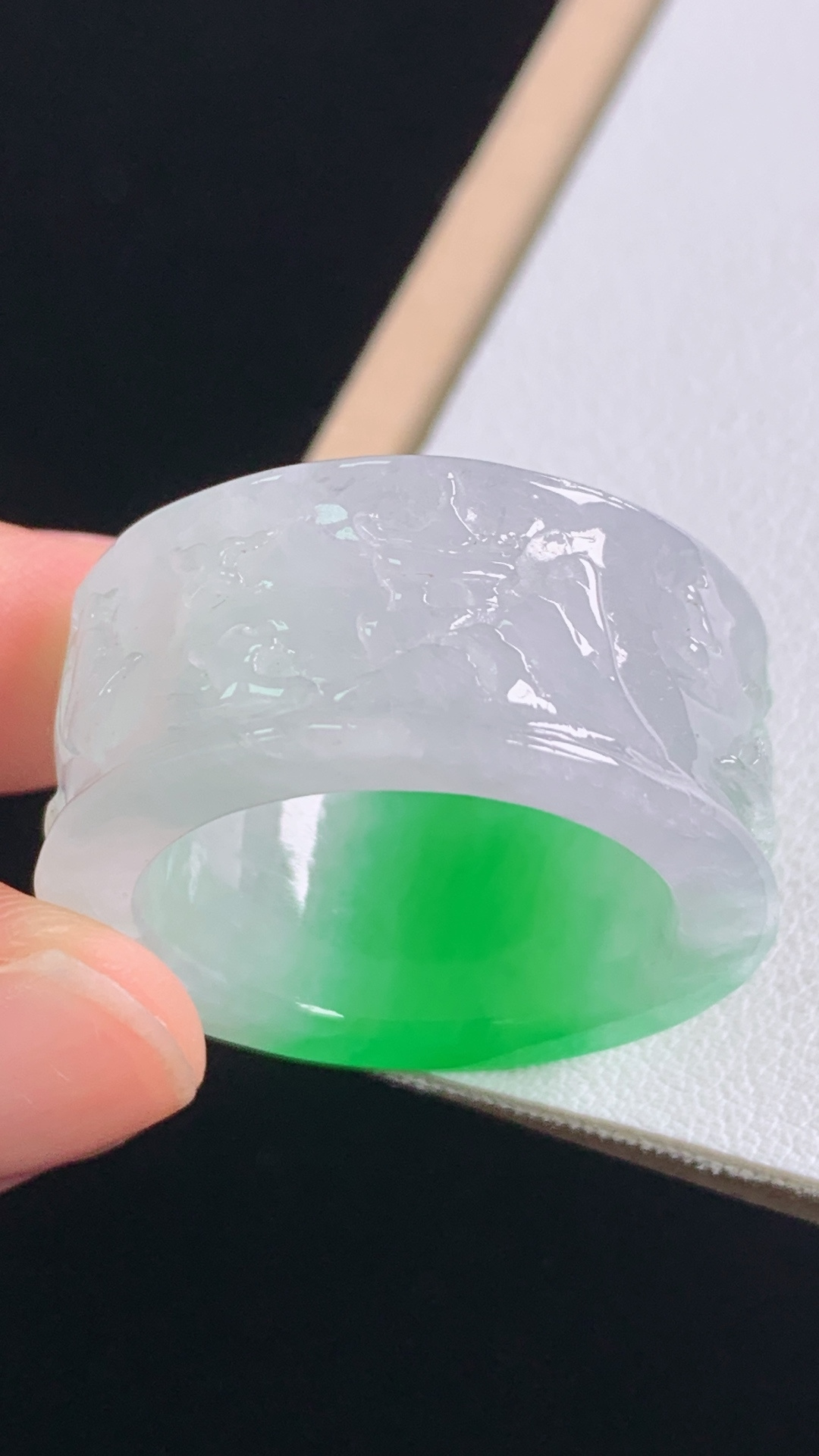 冰飘绿山水扳指，翠色灵动，水润细腻，无裂，尺寸:圈口24/20.4-12.6-4.3mm