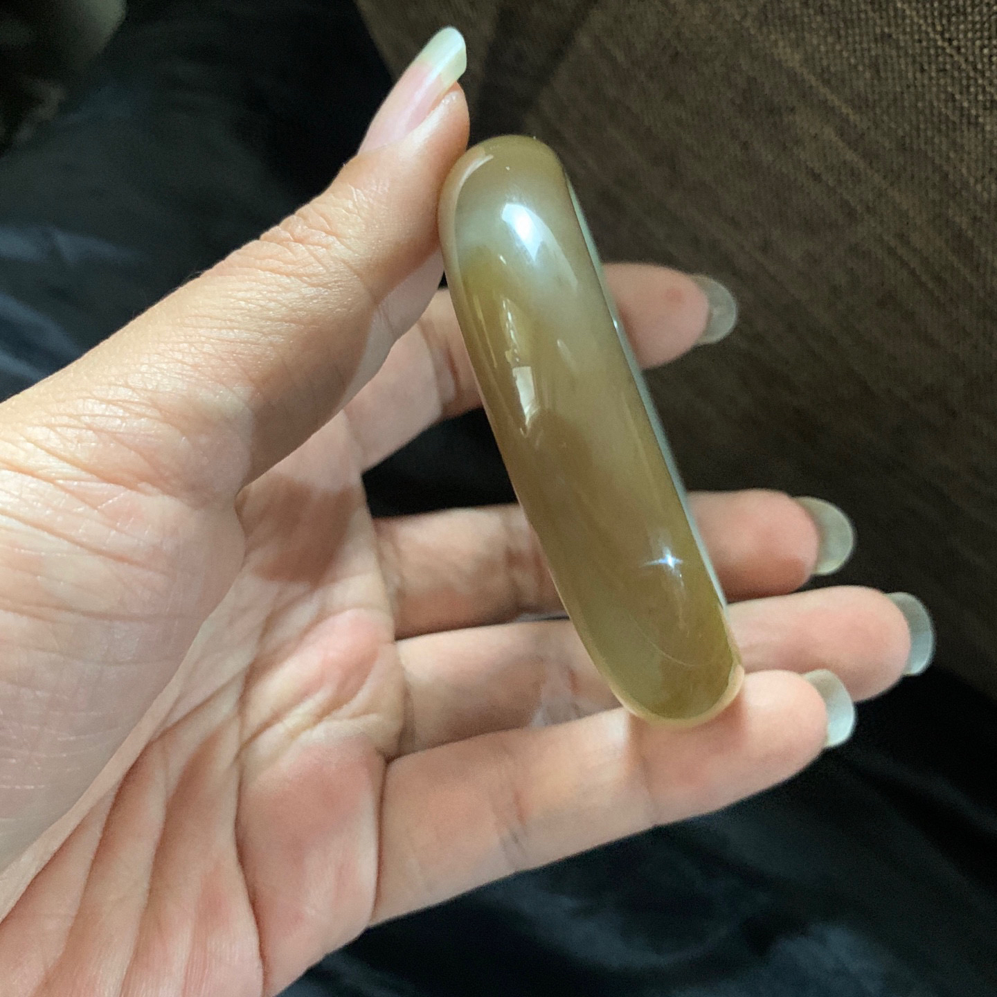 55圈口和田玉且末糖料宽版手镯，和田玉55圈口手镯，镯型古朴典雅。在诗情画意的雨巷相遇，你是我腕间的