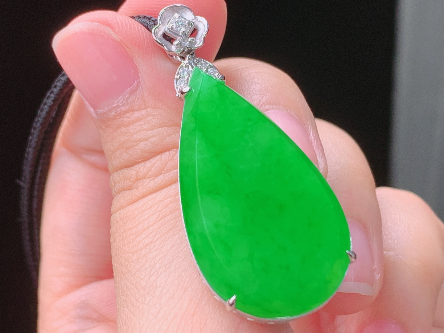 辣绿水滴吊坠，18K重金镶嵌，翠色鲜浓，底子细腻，无裂，尺寸42.4/18.6/8.2，裸石33.2