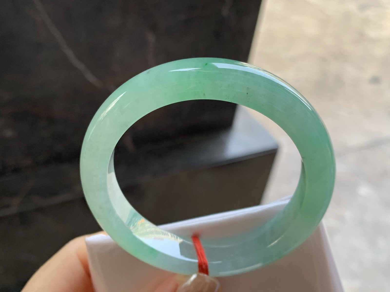 54-11.7-8.6

糯冰种带色手镯^_^有种有色～上手漂亮