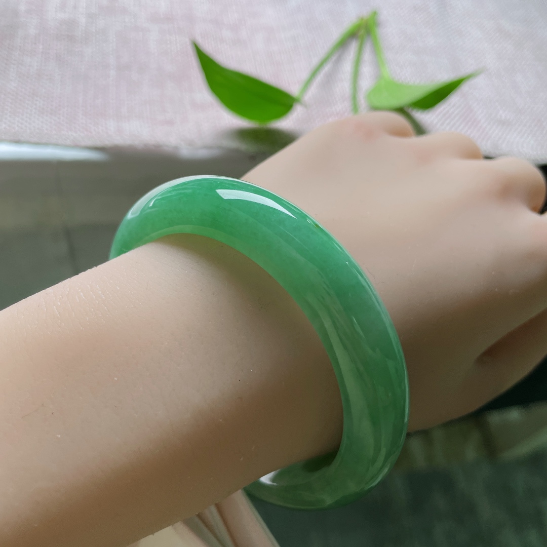 58.3/13/9.1，绿底正圈，满目苍穹，如一汪凝固的春水，深邃且耐看。无裂，ss51683a