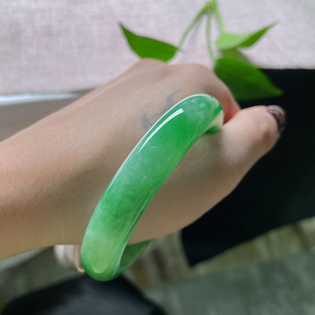 55/11.6/8.4绿底正圈，水头好，一镯碧色，清透入心。经典传承之美，无裂，ss51696a