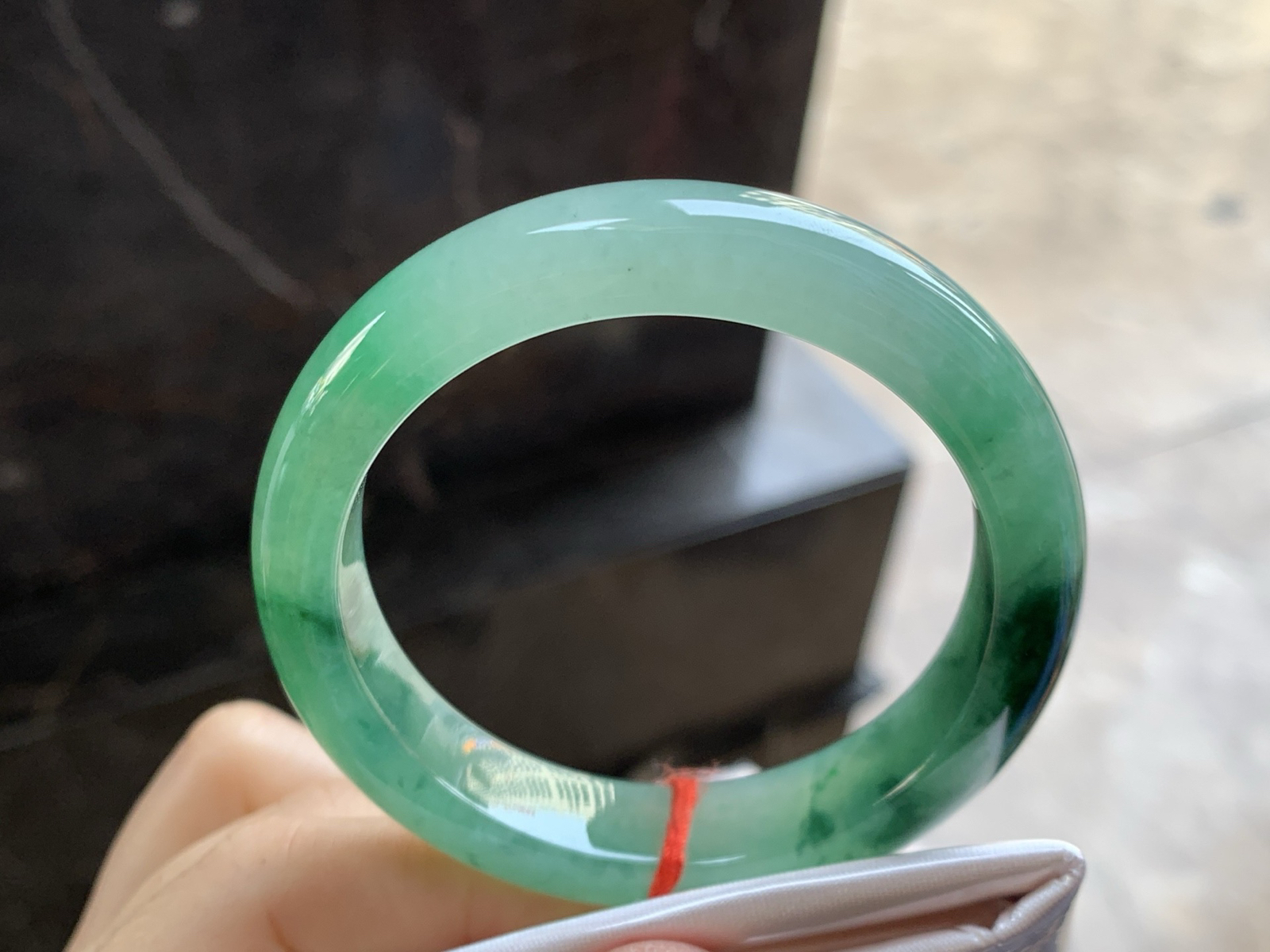 51-11.8-8.3

糯冰种带色手镯^_^有种有色～上手漂亮