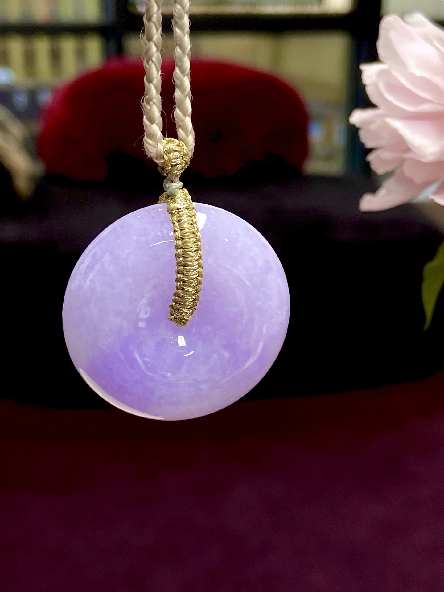 ️冰紫平安扣吊坠，一缕紫气绕颈间，厚实沉稳，仙气与贵气并存，寓意着平安圆满，裸石：35.4/10.