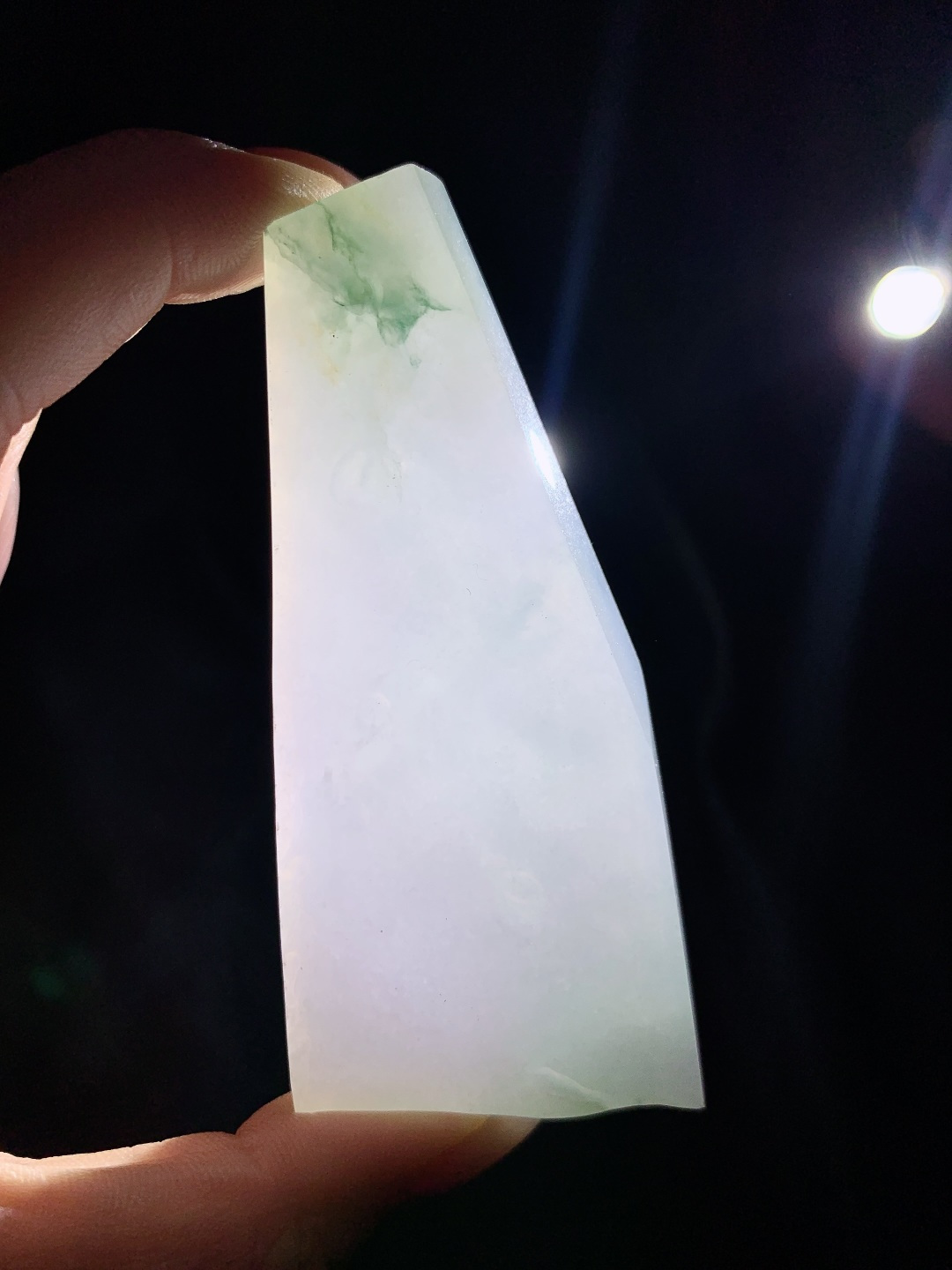 ️冰飘花/牌子料/片料/板料/特色料，可做牌子、人物、山水、动物、花件……等推荐参考，87.9/37.8/8，64.9克，冰骨含春，云栖浅黛。此冰飘花料如一缕浸在晨雾里的烟霞，冰种底质澄澈如练，淡紫底色晕染着春日的柔，飘花似远山含黛，自带朦胧清雅的禅意。它以随形的姿态诠释着“无规无矩，自在天成”的意趣，每一缕色泽与纹理，都是自然写就的留白，静待匠心点化，便成一方藏纳清宁气韵的山水小境。