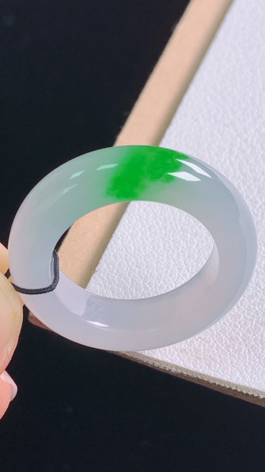 高品质，冰飘绿指环，种色兼备，花色灵动，水润细腻，无裂，尺寸:圈口15/17.4-5.7-4.3mm