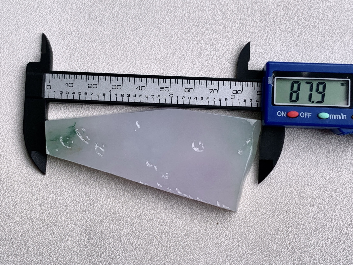 ️冰飘花/牌子料/片料/板料/特色料，可做牌子、人物、山水、动物、花件……等推荐参考，87.9/37.8/8，64.9克，冰骨含春，云栖浅黛。此冰飘花料如一缕浸在晨雾里的烟霞，冰种底质澄澈如练，淡紫底色晕染着春日的柔，飘花似远山含黛，自带朦胧清雅的禅意。它以随形的姿态诠释着“无规无矩，自在天成”的意趣，每一缕色泽与纹理，都是自然写就的留白，静待匠心点化，便成一方藏纳清宁气韵的山水小境。