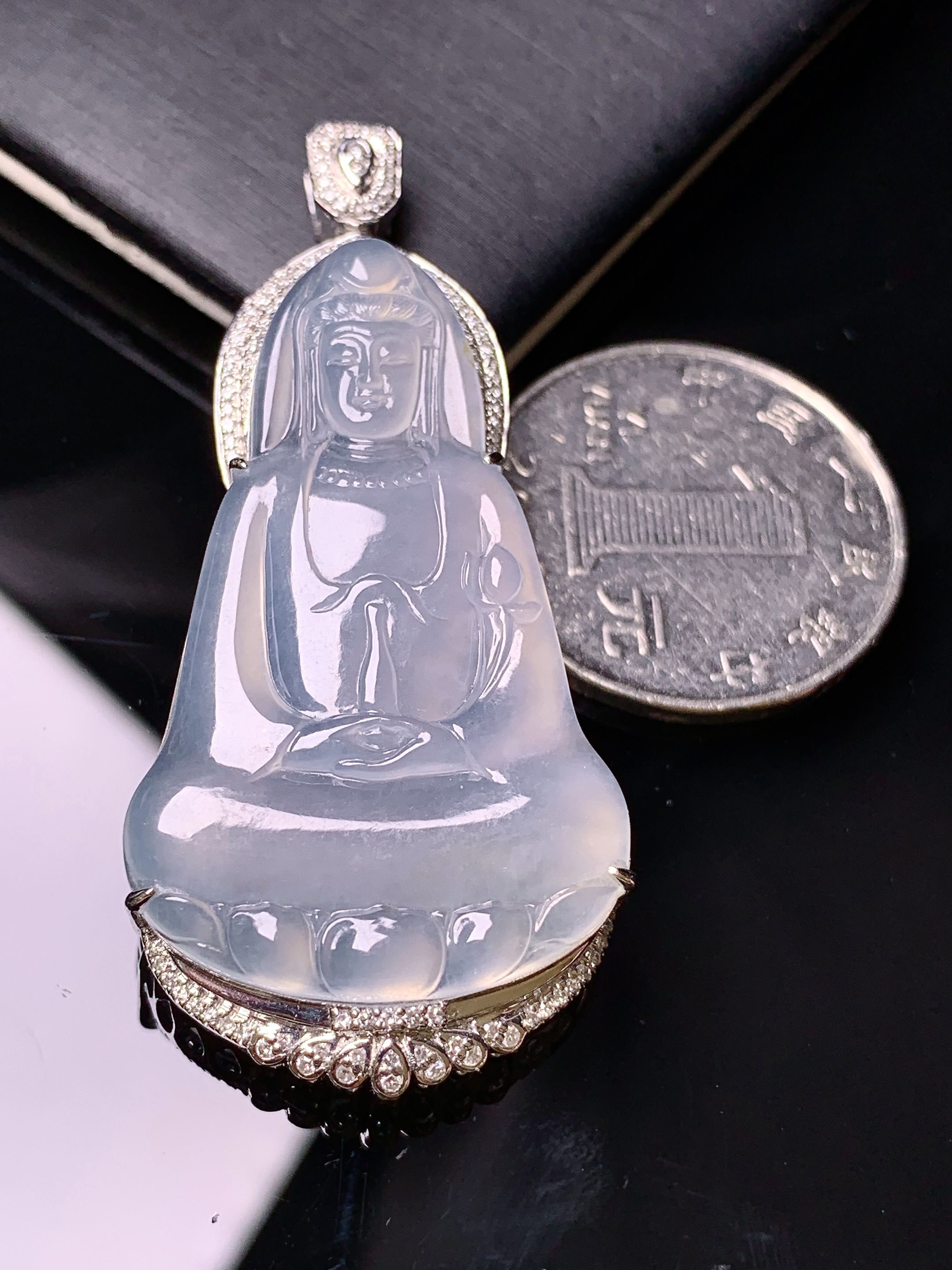 18k金钻镶嵌冰种观音菩萨吊坠 玉质细腻 色泽艳丽清新 水润亮眼 整体尺寸53*24*8.5g2
