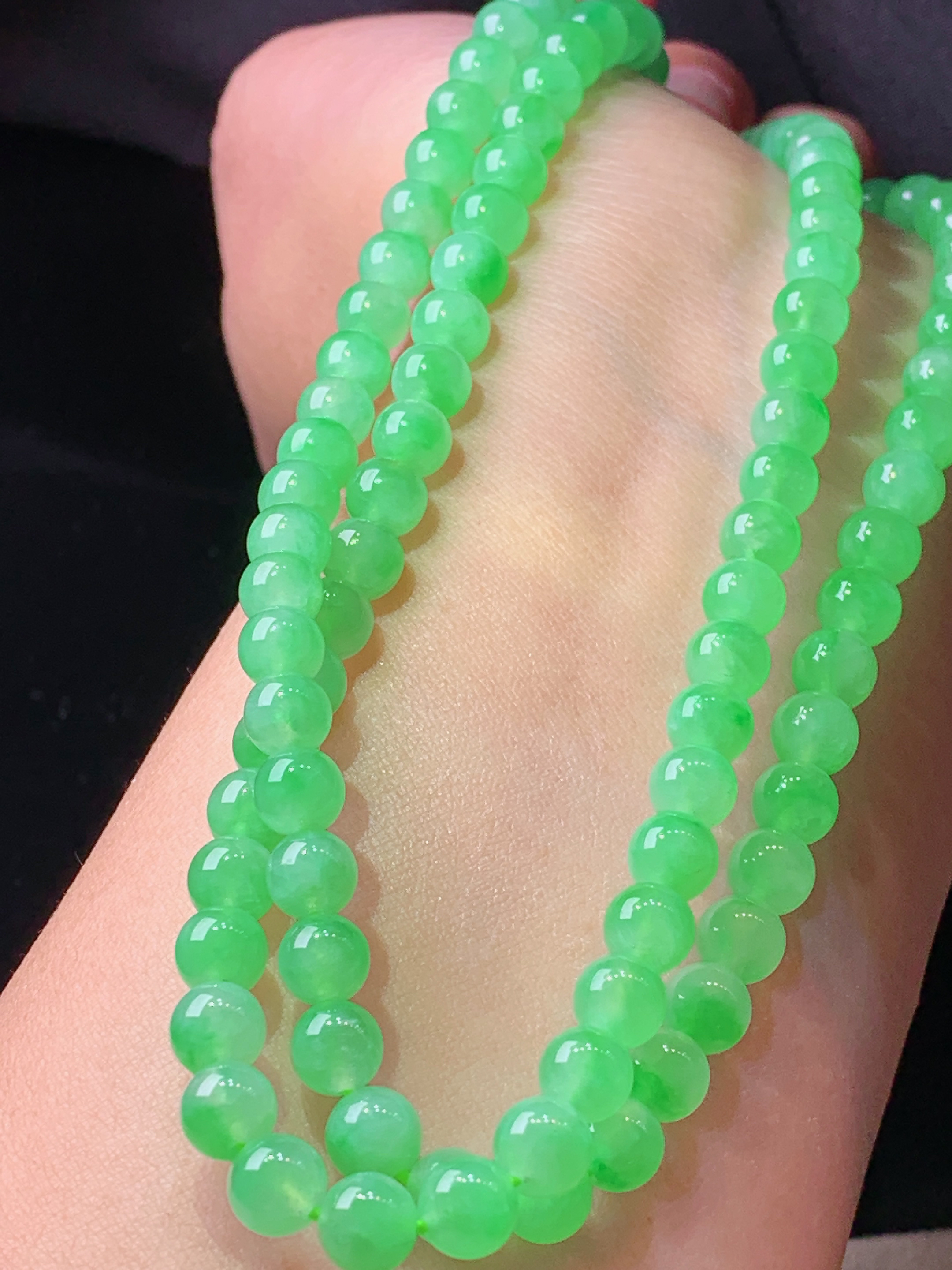 冰阳绿圆珠项链 玉质细腻 色泽艳丽清新 水润亮眼 整体尺寸6h3