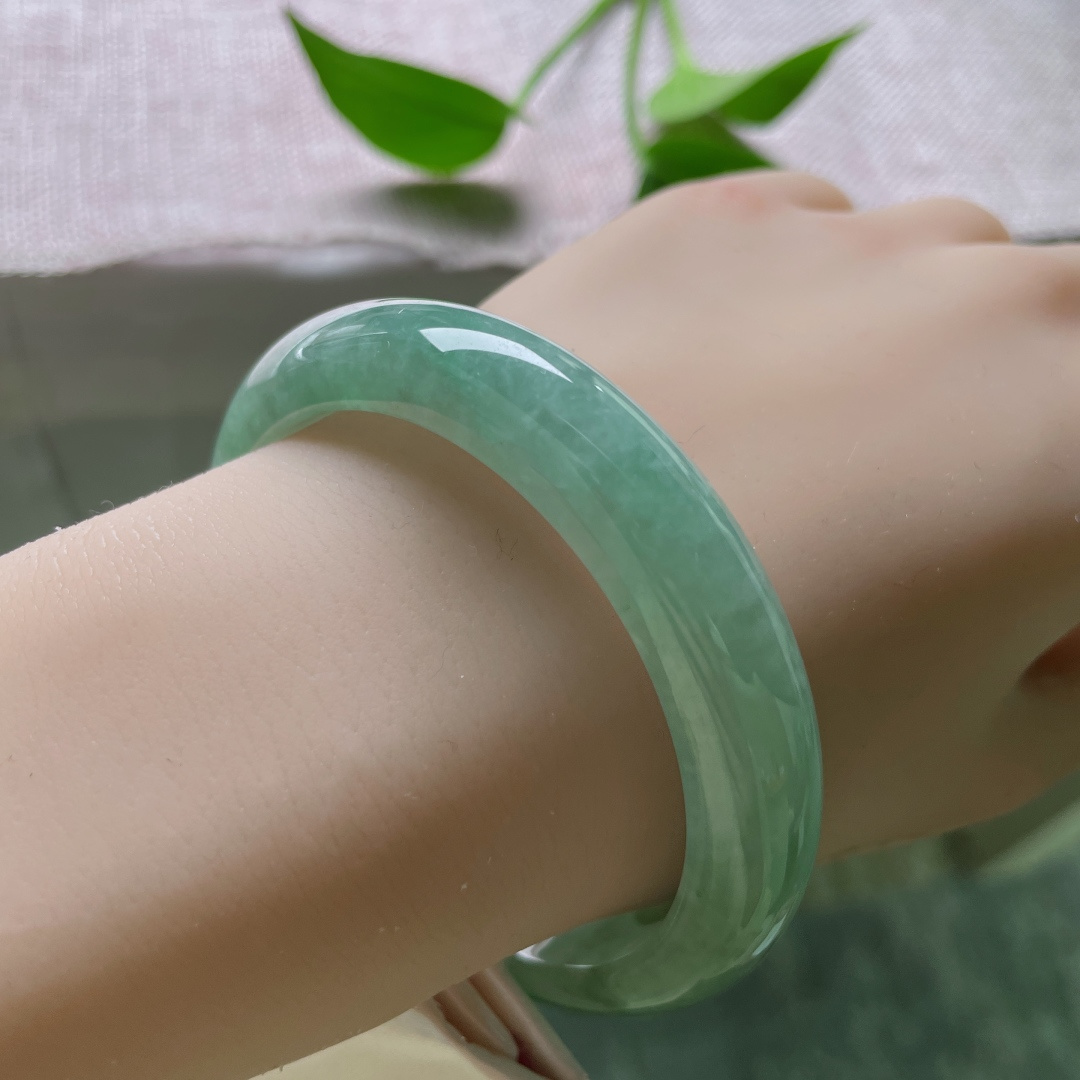 57/12/7.8，绿底正圈，颜色分布均匀，水头好，种老，内纹不显，ss51982a