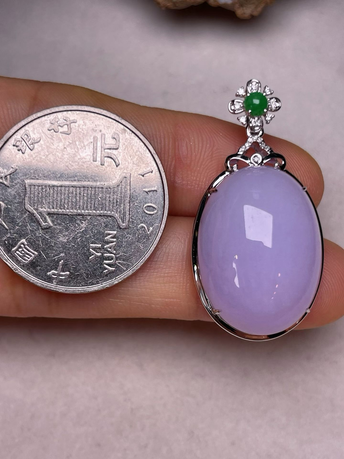 冰糯种紫罗兰鸽子蛋吊坠，真金真钻镶嵌，种水好，玉质细腻 .裸石尺寸 22.5*16.2