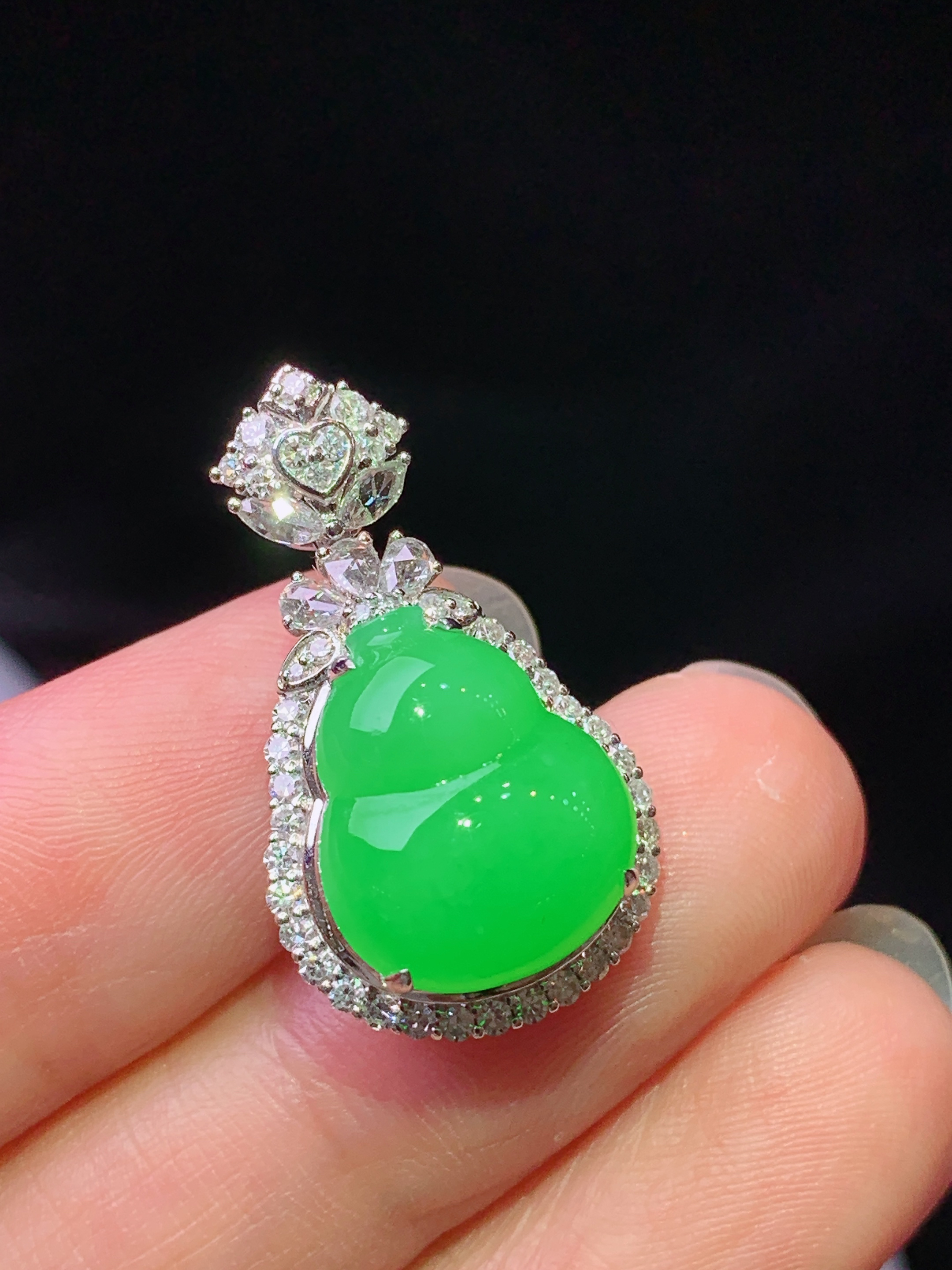 18k金钻镶嵌冰阳绿葫芦吊坠 玉质细腻 色泽艳丽清新 水润亮眼 整体尺寸25.8*14.6*9.8h