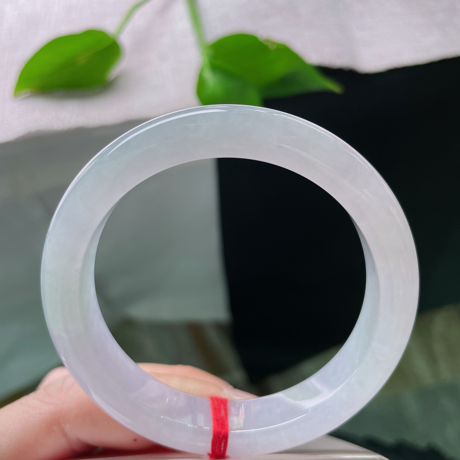 54.8/12.1/8.3，冰紫正圈，种老，色泽柔润通透，佩戴更添温婉韵味。皮纹，ss48793a..