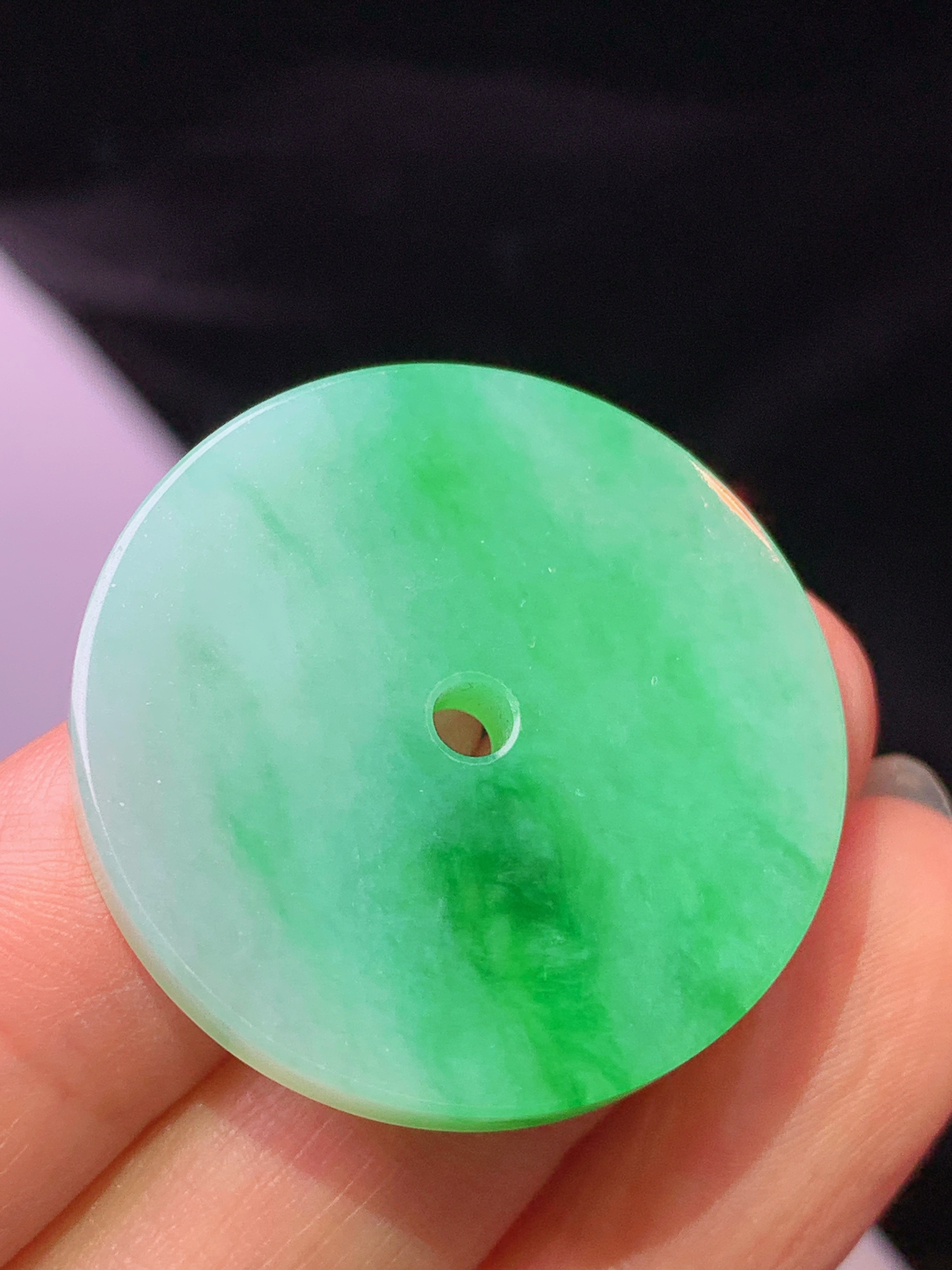 飘阳绿圆牌吊坠 玉质细腻 色泽艳丽清新 水润亮眼 整体尺寸29.8*29.8*3.6m2