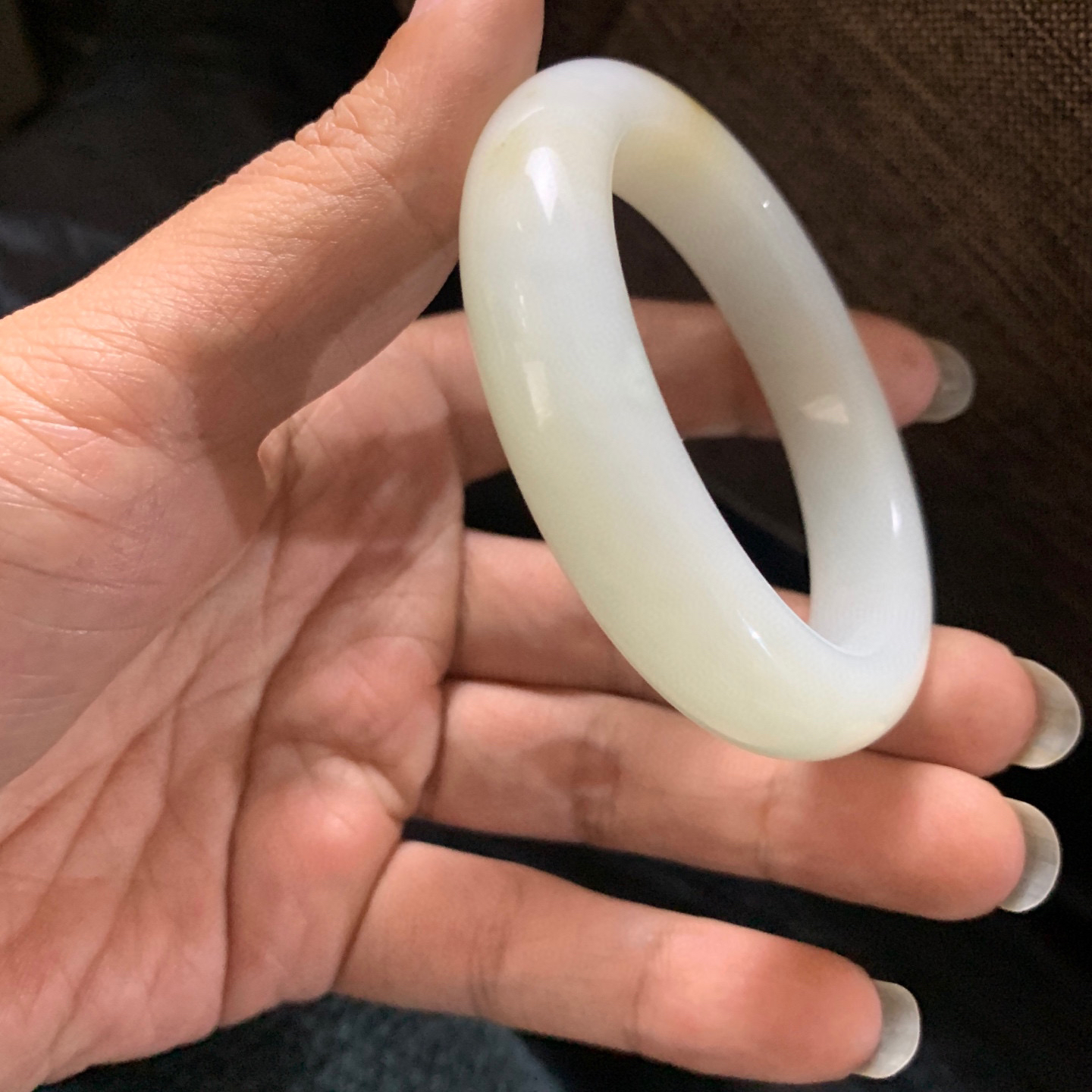 54.5圈口和田玉且末糖料宽版手镯，和田玉54.5圈口手镯，镯型古朴典雅。在诗情画意的雨巷相遇，你是我腕间的一抹风情，有你眸有深情.清风荡漾湖间静水，我愿俯身低眉，在烟波涟漪处