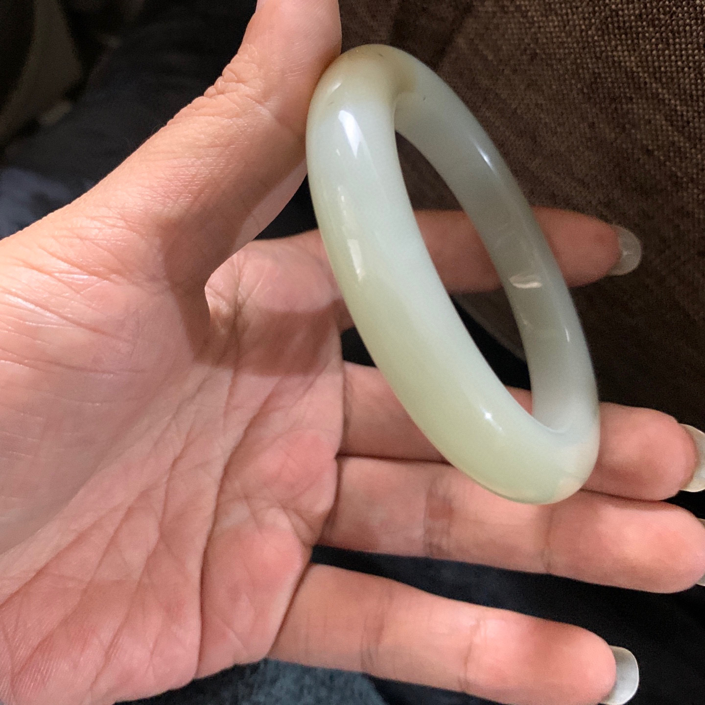 59圈口和田玉且末糖料宽版手镯，和田玉59圈口手镯，镯型古朴典雅。在诗情画意的雨巷相遇，你是我腕间的一抹风情，有你眸有深情.清风荡漾湖间静水，我愿俯身低眉，在烟波涟漪处寻