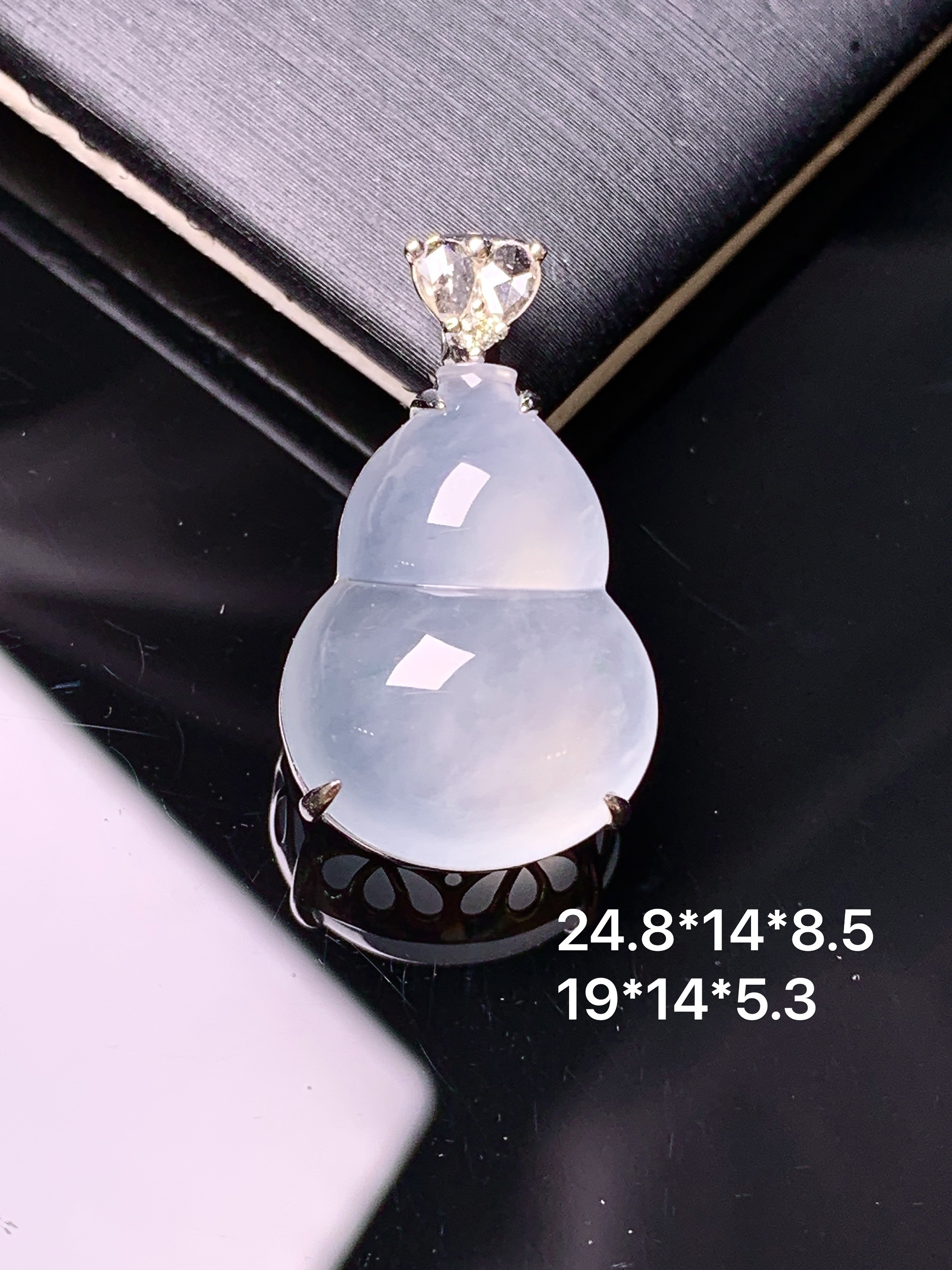 18k金钻镶嵌冰种葫芦吊坠 玉质细腻 色泽艳丽清新 水润亮眼 整体尺寸24.8*14*8.5g2