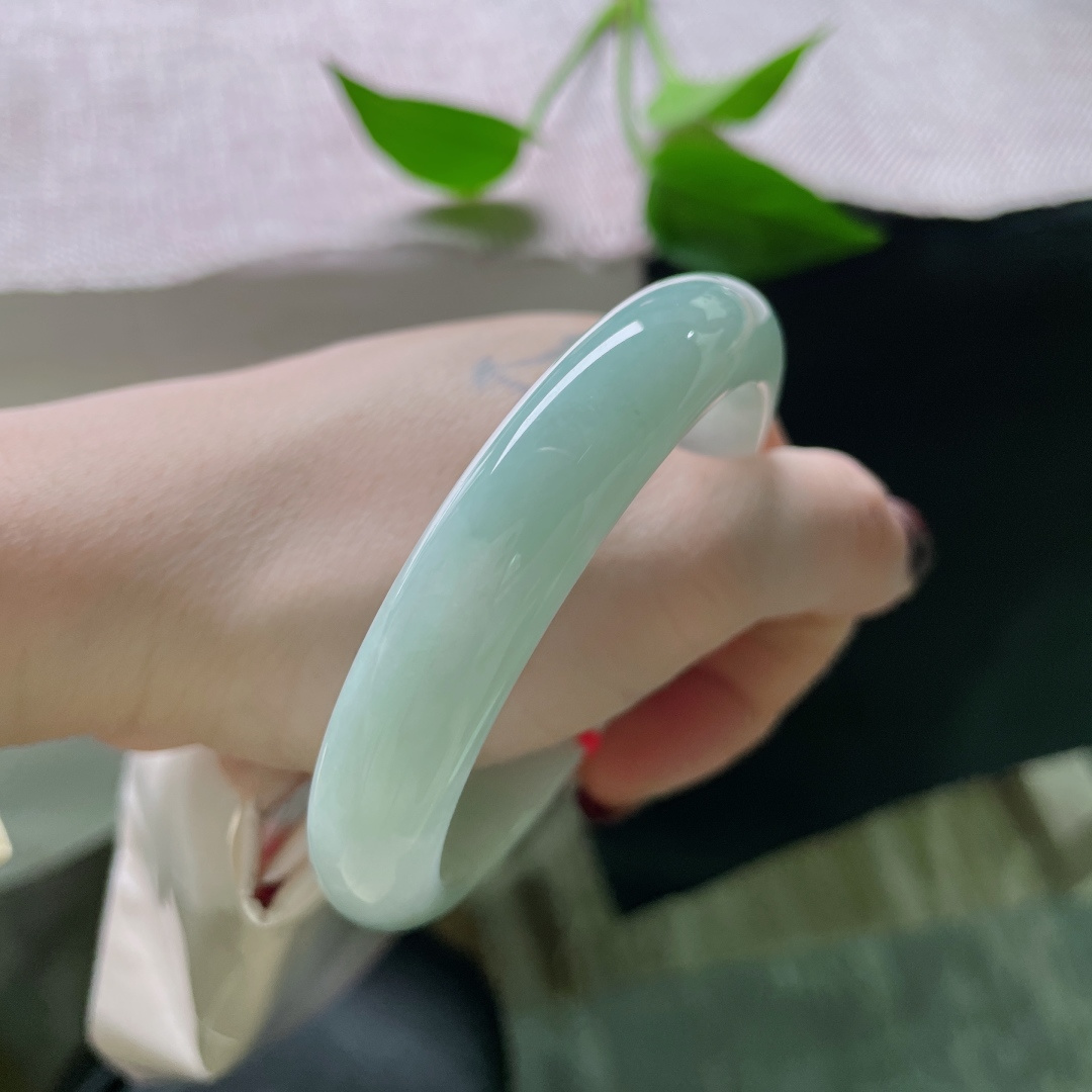 57.9/12.1/7.4，蓝底正圈，肉质细腻干净，把内心的一整片宁静戴腕间，无裂，ss51926a