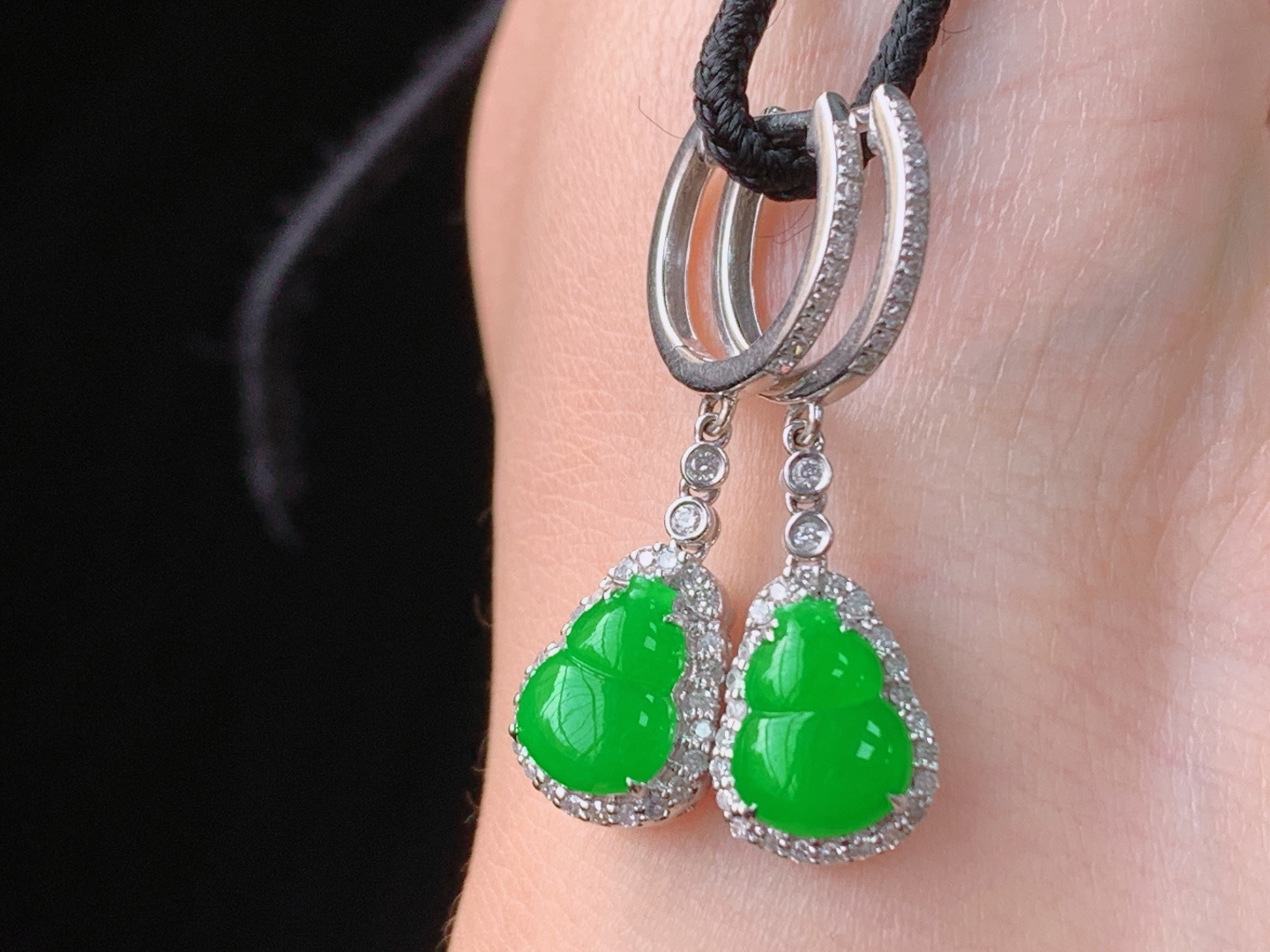 辣绿葫芦耳坠，18K重金镶嵌，色辣色艳，种色兼备，无裂，尺寸30.2/8.7/5.7，裸石8.6/6