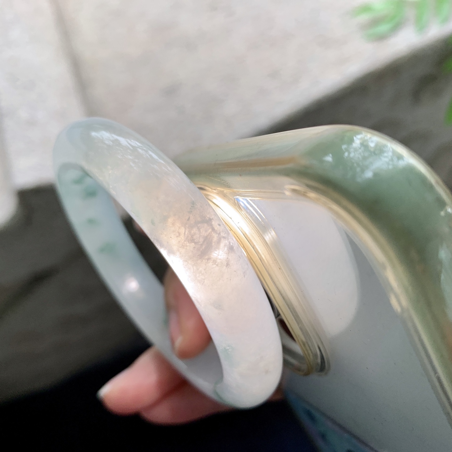 正圈56 57，圈口56.2/11.6/8.6，编码C5081250，描述飘花，清透，水润，种老，细腻，有棉线