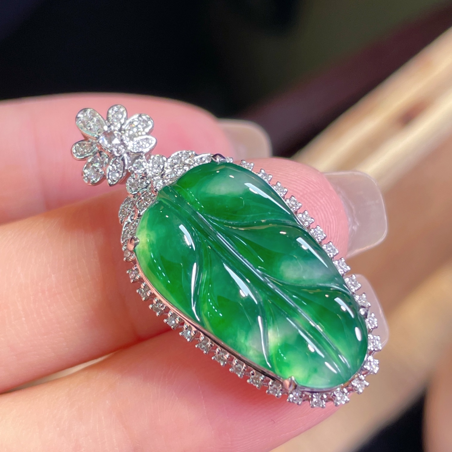 ️超值，翡翠A货 满绿，叶子吊坠，18k金镶嵌，冰润细腻，佩戴效果出众：34/15.8/8.2，裸石：22/12.9/3