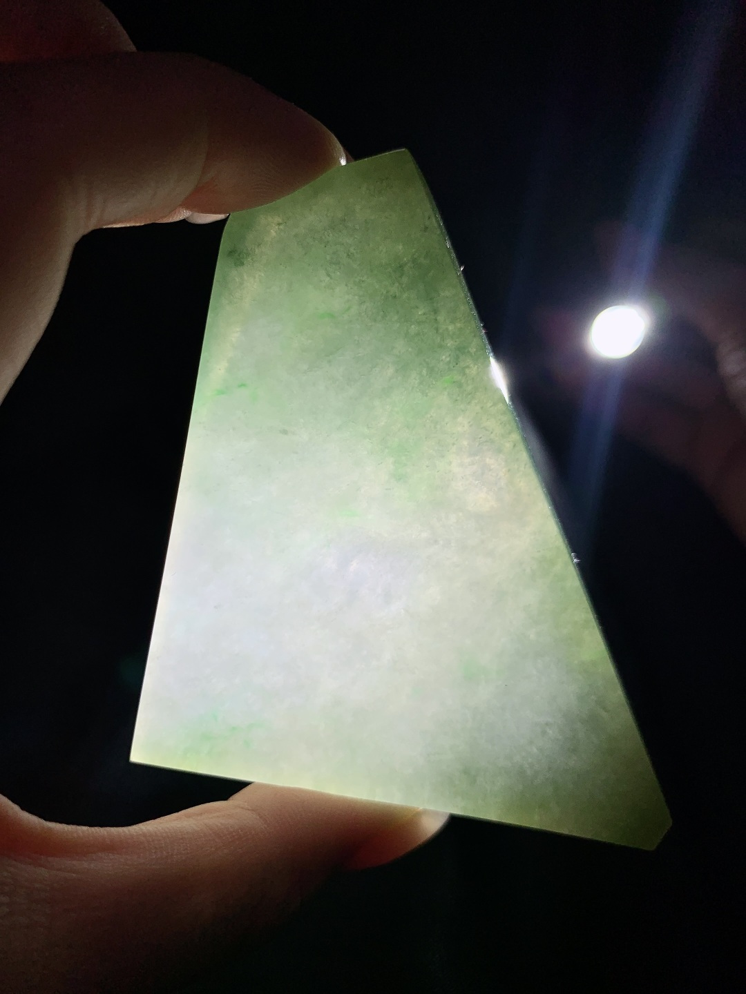 ️冰飘花/牌子料/片料/板料/特色料，可做牌子、人物、山水、动物、花件……等推荐参考，95.8/61.4/7.1，85.9克，材料优选，云栖玉砚，影落清川。此冰飘花料如一方未被惊扰的春日江洲，冰种底质澄澈如练，浅绿底色晕染着春水的柔，飘花似淡云漫过天际，自带浑然天成的禅意。它以开阔的形态诠释着“万象归心，顺势而为”的意趣，每一缕色泽与肌理，都是天地写就的留白，静待匠心点化，便成一方藏纳山河气象的清宁之境。