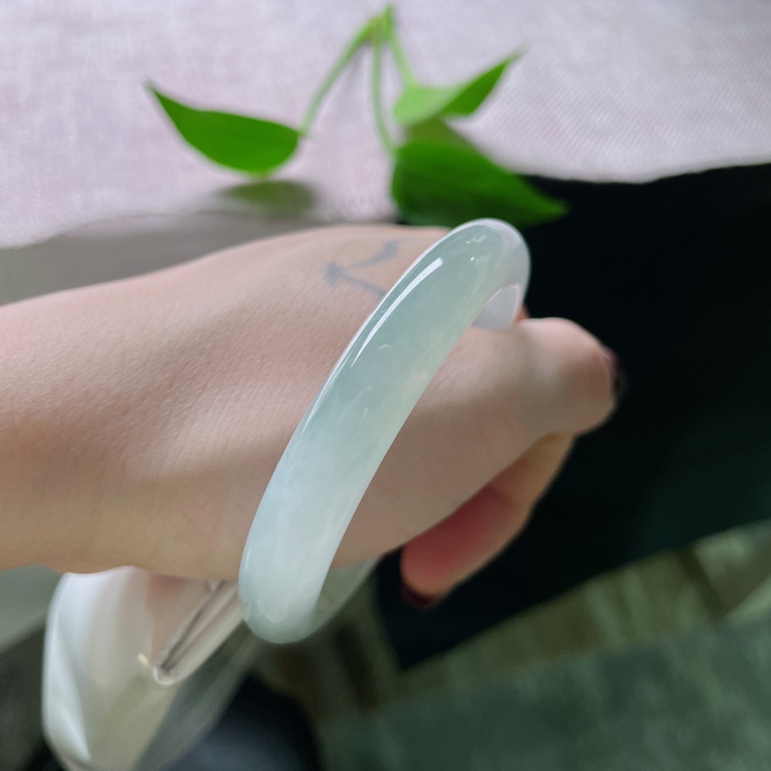 52.4/10/7.2，冰种晴底正圈，窄条，佩戴轻盈又优雅，种老，清透泛光，一点皮纹不显，ss50501a