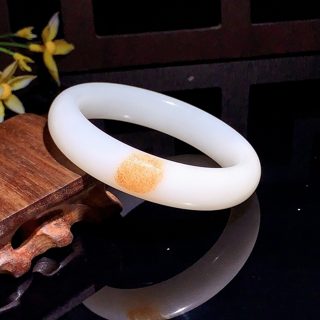 和田玉58圈羊脂白宽条手镯！58圈口枣红皮，玉质细腻油润 底色纯净 无裂无杂 脂粉好，品质高。