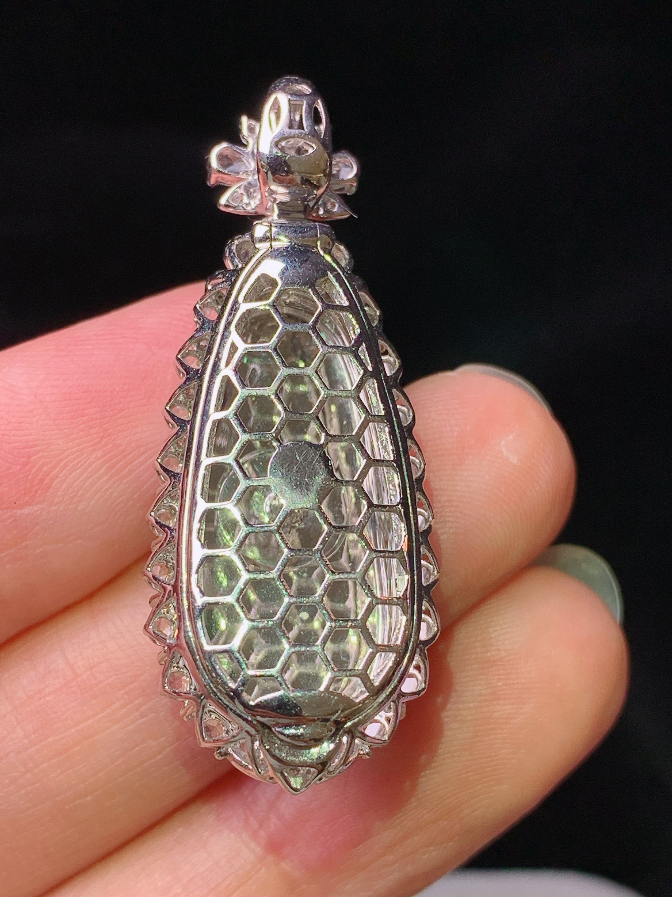 18k金钻镶嵌冰阳绿四季豆吊坠 玉质细腻 色泽艳丽清新 水润亮眼 整体尺寸38.5*15.5*10.5h2