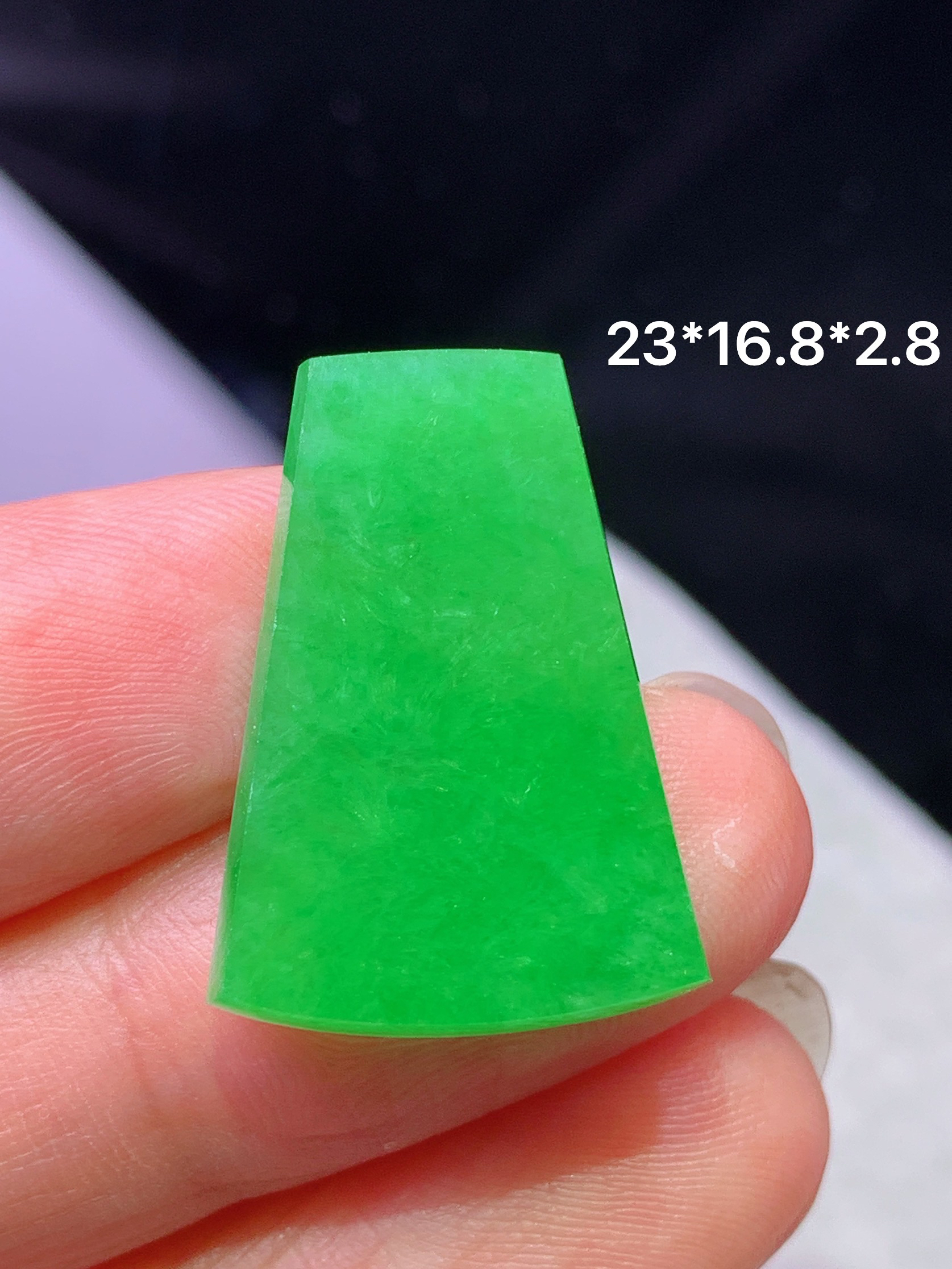 镶嵌款 阳绿无事牌吊坠 玉质细腻 色泽艳丽清新 水润亮眼 整体尺寸23*16.8*2.8m2