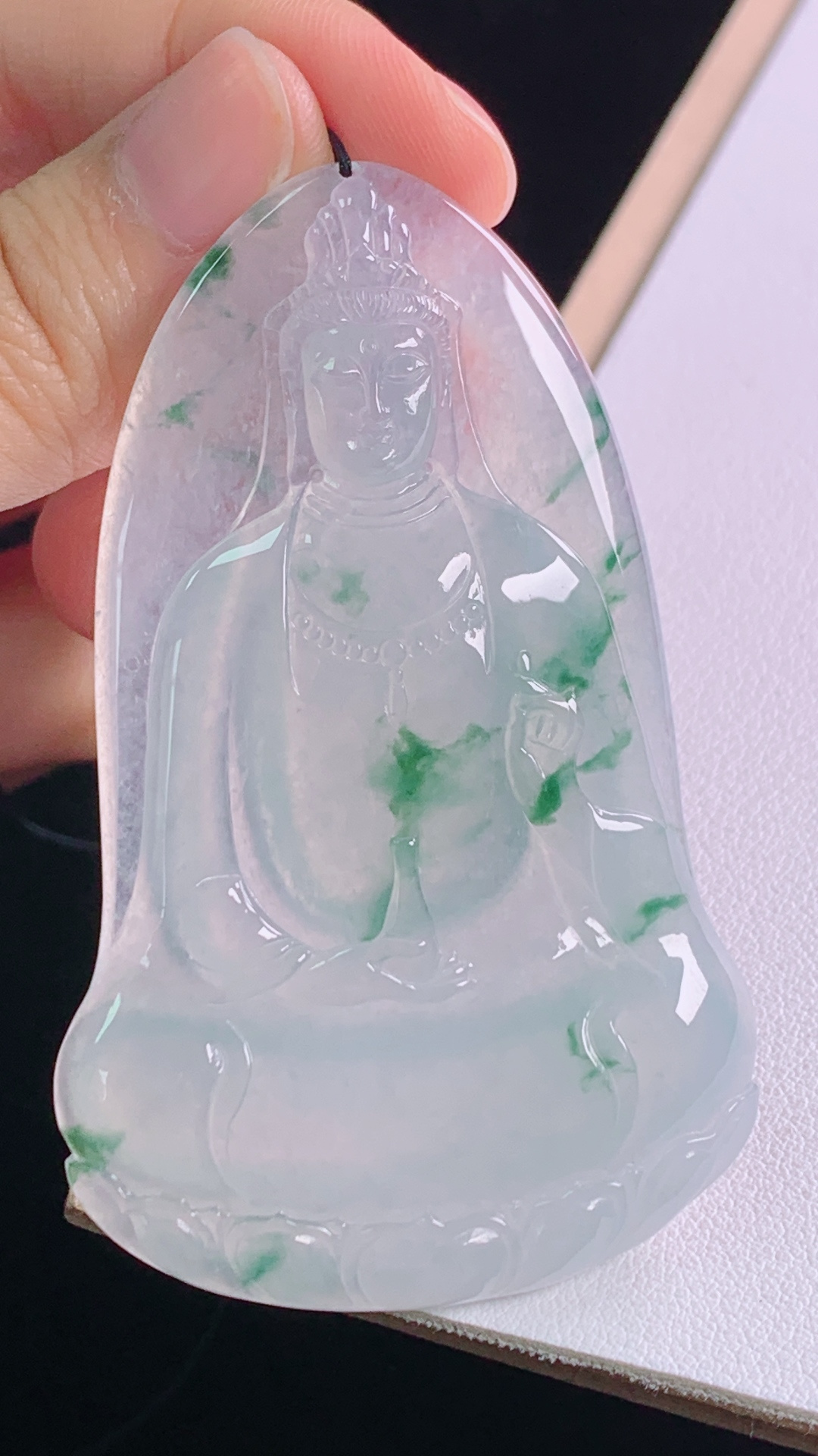 冰飘花观音菩萨，花色灵动，冰清玉洁，无裂，尺寸67.0/41.6/5.5mm，20