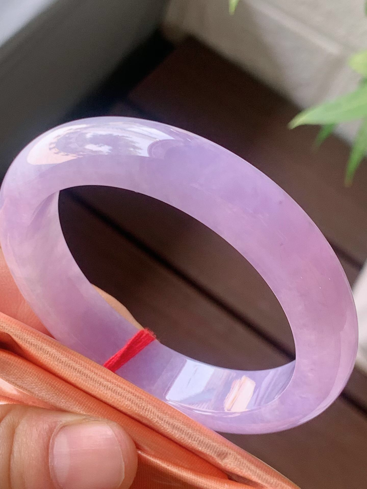 【翡翠名称】老种冰紫罗兰52.6正圈口手镯
【翡翠尺寸】52.6/12.4/8.6mm适合51.6-54正圈口佩戴
【翡翠描述】宝贝种老水足，玉质细腻，色泽靓丽，性价比高，佩戴效果好！
【其它赠送】权威证书/精美挂绳盒子/支持全国复检