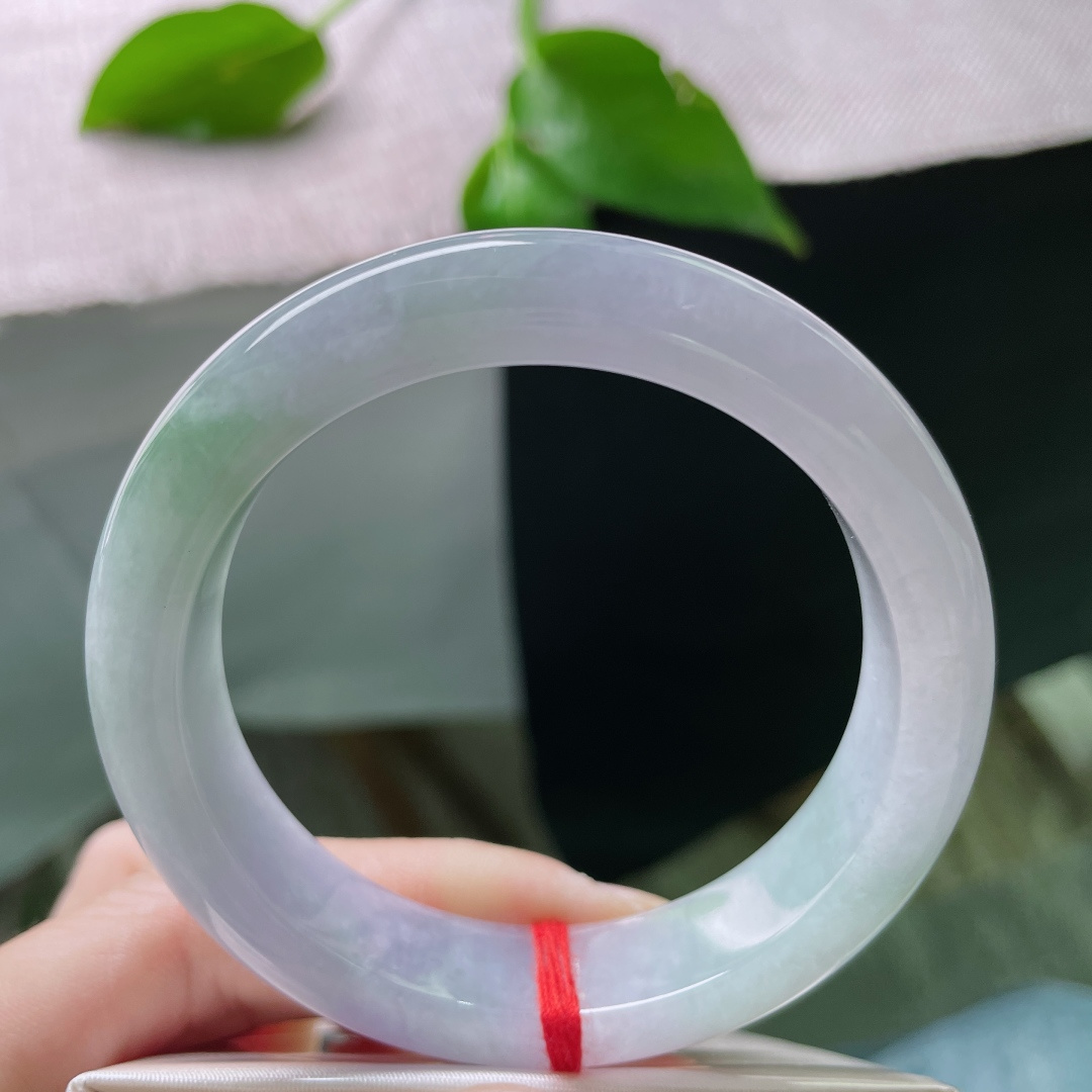 54/12.9/8.2，春带彩正圈，水润，紫为云，绿为芽，一镯藏尽人间春色。一点皮纹不显，ss519