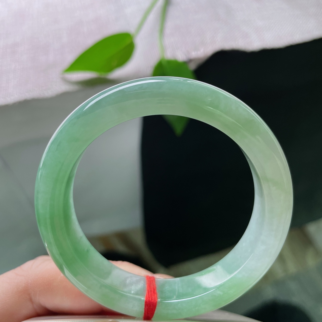 52.5/12.2/8.8绿底正圈，水润细腻，一眼即见的东方美，江南雨后，贵气，一点皮纹，ss51972a