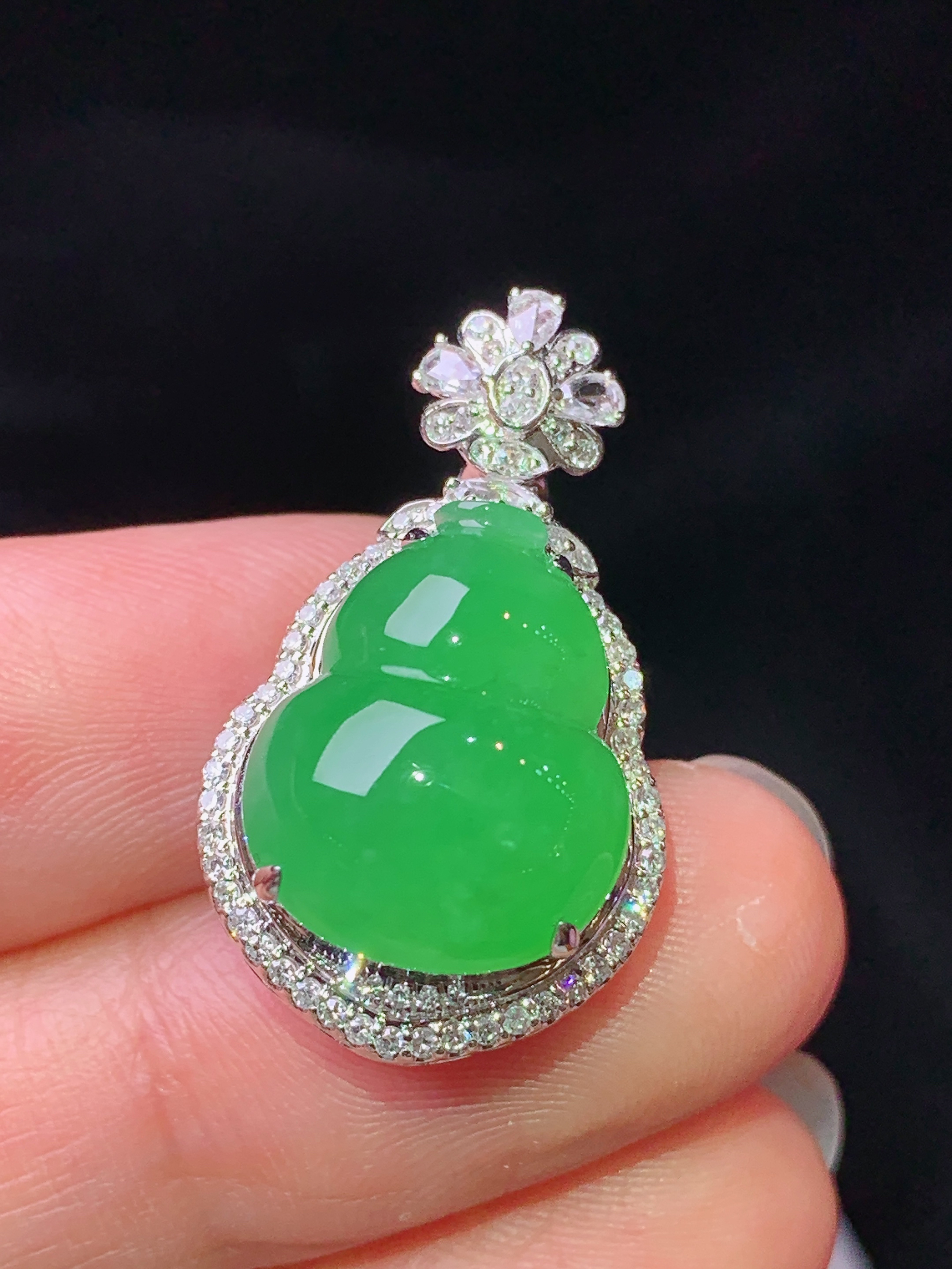 18k金钻镶嵌满绿葫芦吊坠 玉质细腻 色泽艳丽清新 水润亮眼 整体尺寸26.5*15.5*11h1