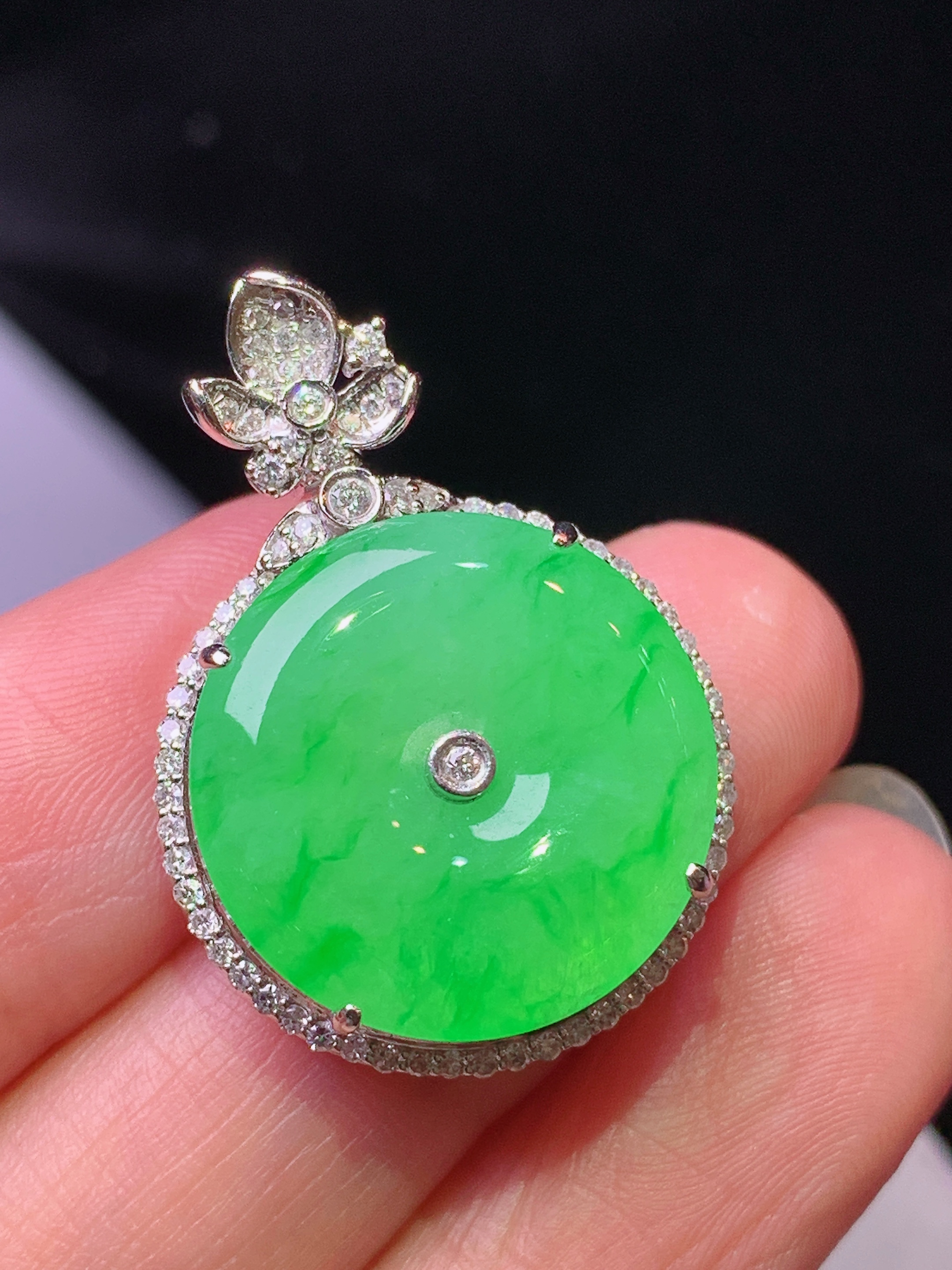 18k金钻镶嵌吊坠 玉质细腻 色泽艳丽清新 水润亮眼 整体尺寸28.5*20.2*8.3L2