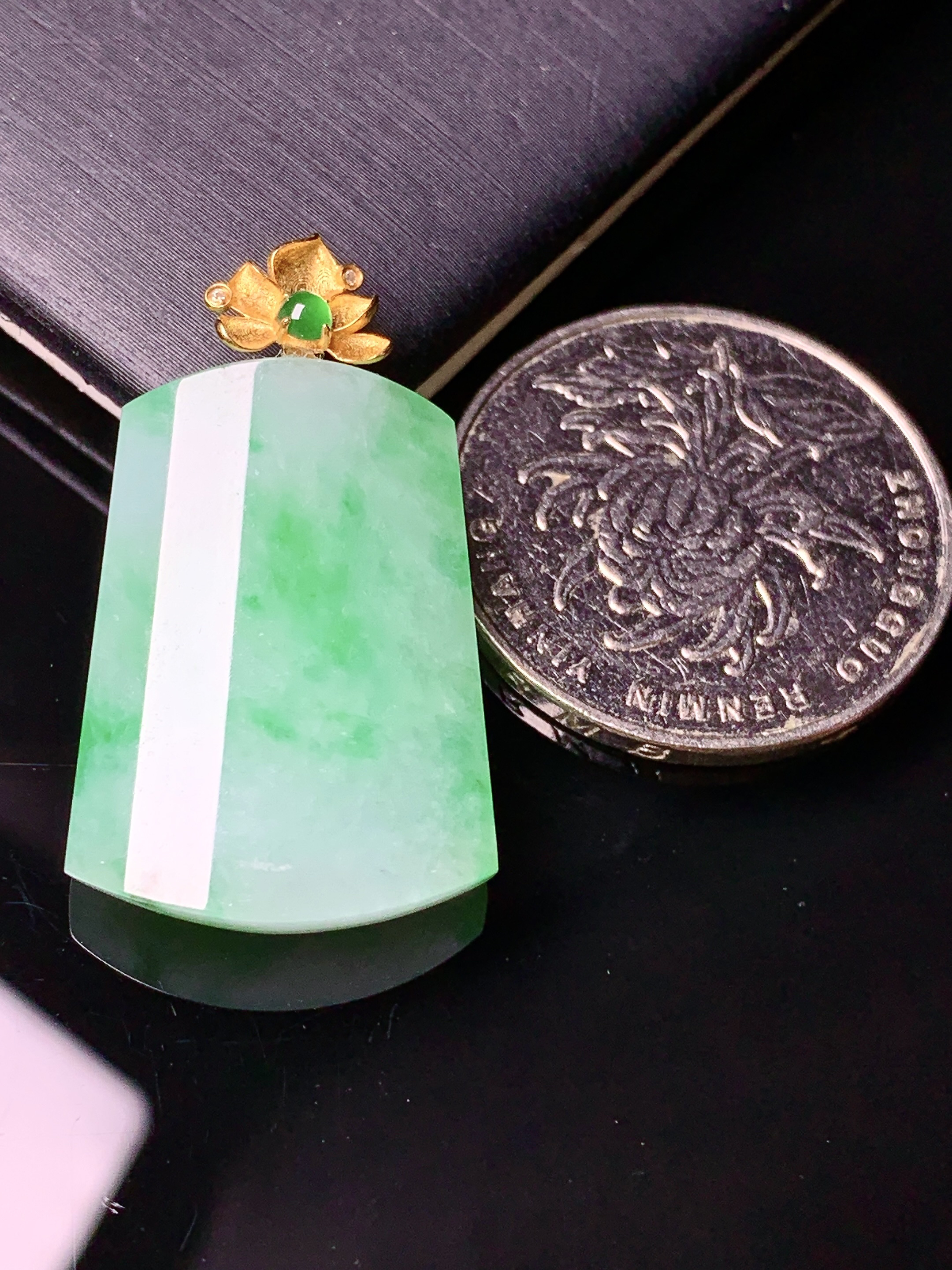 18k金镶嵌飘绿素牌吊坠 玉质细腻 色泽艳丽清新 水润亮眼 整体尺寸30.9*18.3*5.5e1