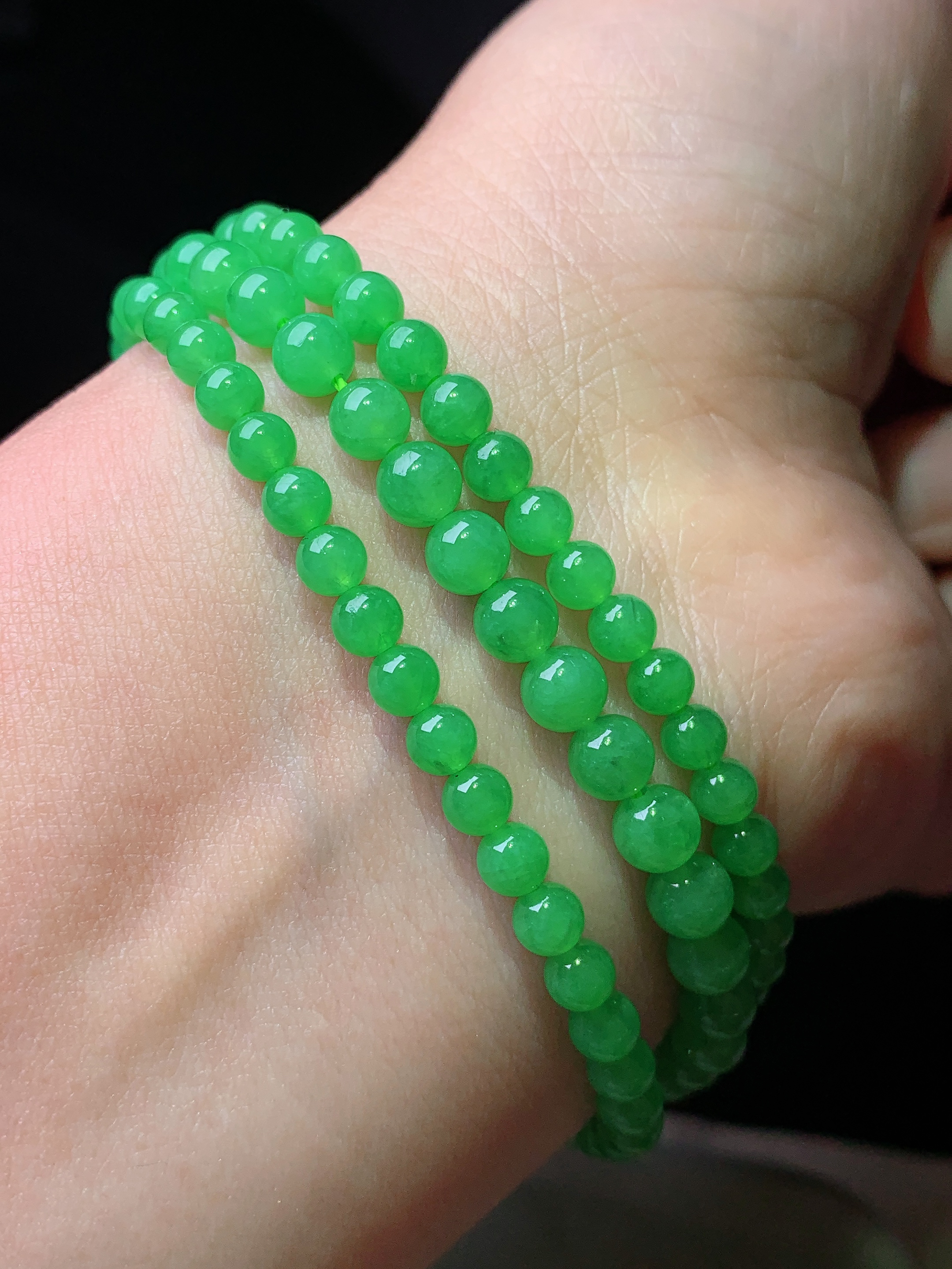 满绿圆珠项链 玉质细腻 色泽艳丽清新 水润亮眼 整体尺寸5h3