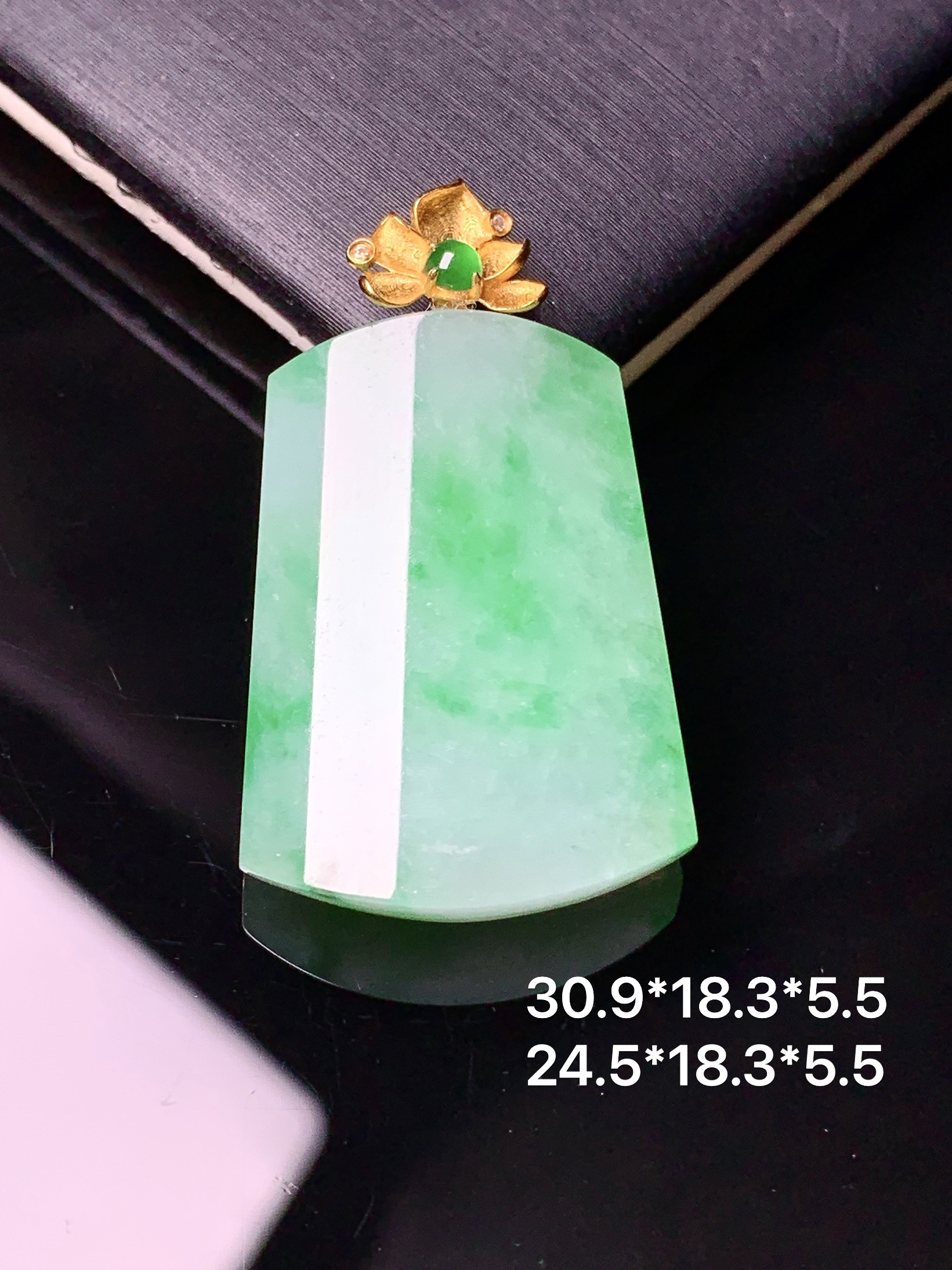 18k金镶嵌飘绿素牌吊坠 玉质细腻 色泽艳丽清新 水润亮眼 整体尺寸30.9*18.3*5.5e1