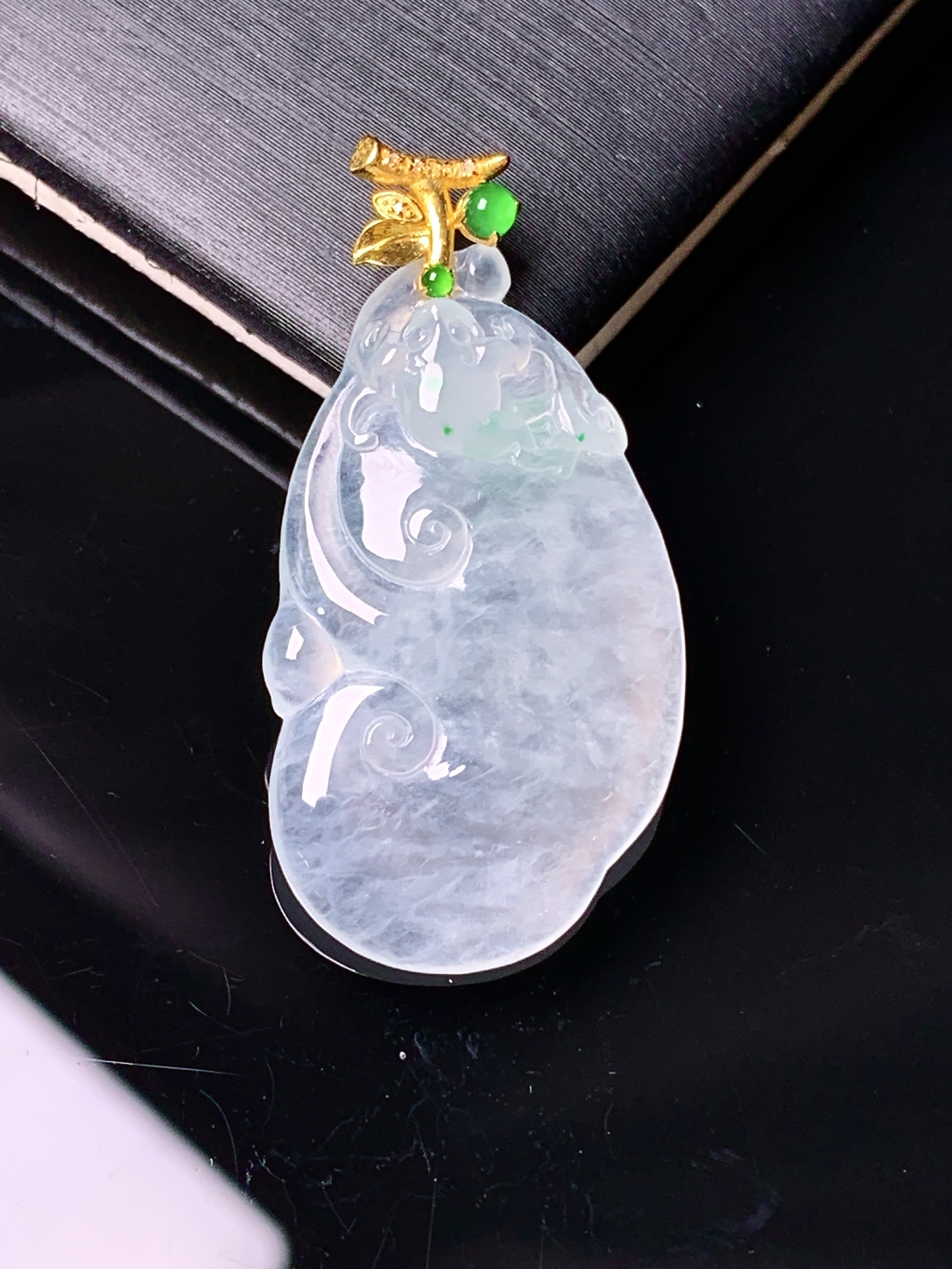 18k金钻镶嵌冰种如意吊坠 玉质细腻 色泽艳丽清新 水润亮眼 整体尺寸33*16.8*4.8e1