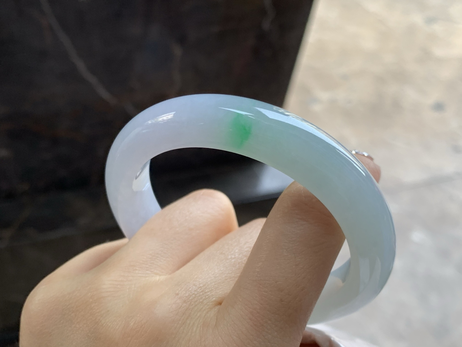 57-12.4-9.4

春带彩手镯^_^底子细腻有种水