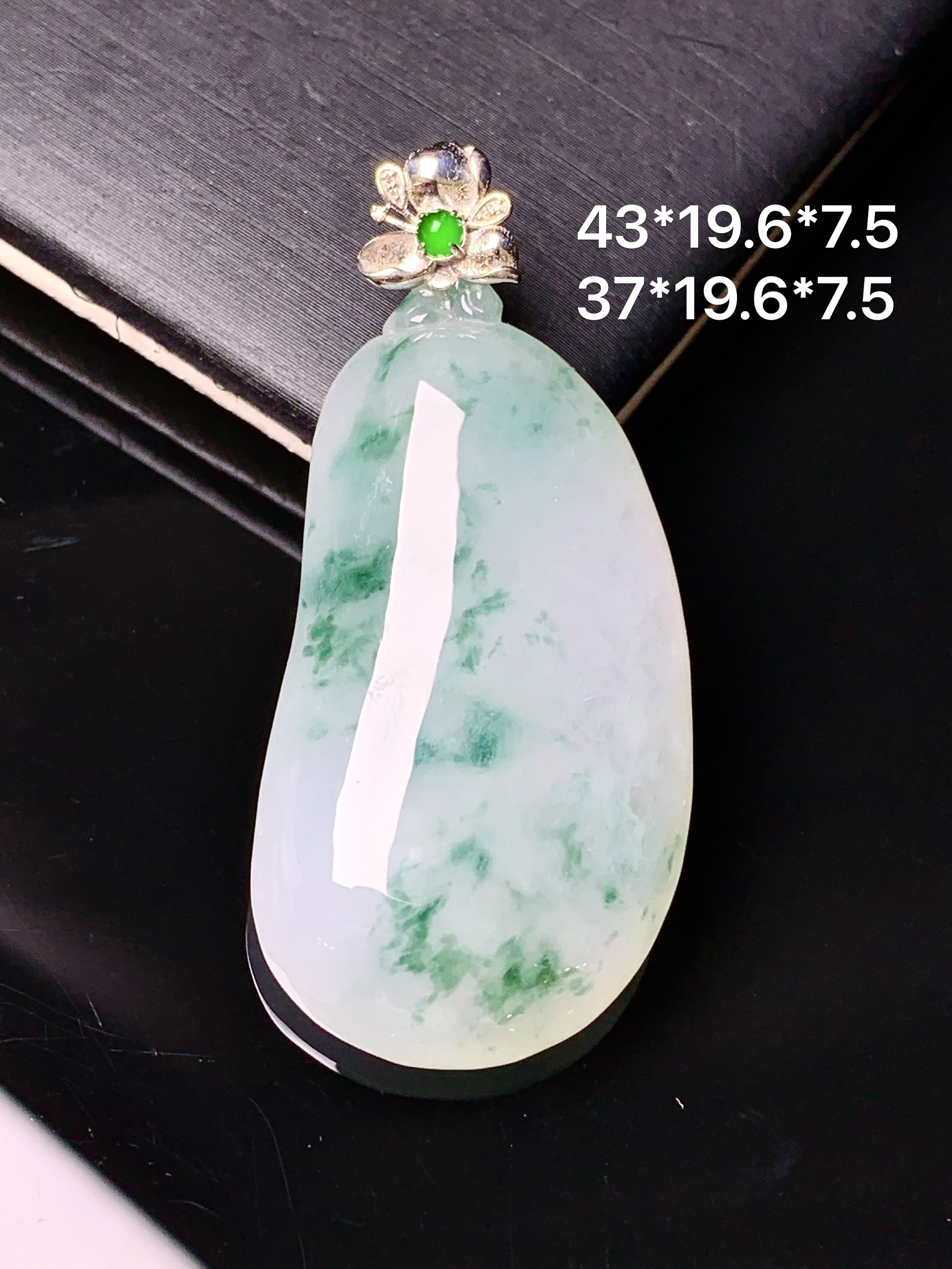 18k金镶嵌冰飘绿花福瓜吊坠 玉质细腻 色泽艳丽清新 水润亮眼 整体尺寸43*19.6*7.5e1