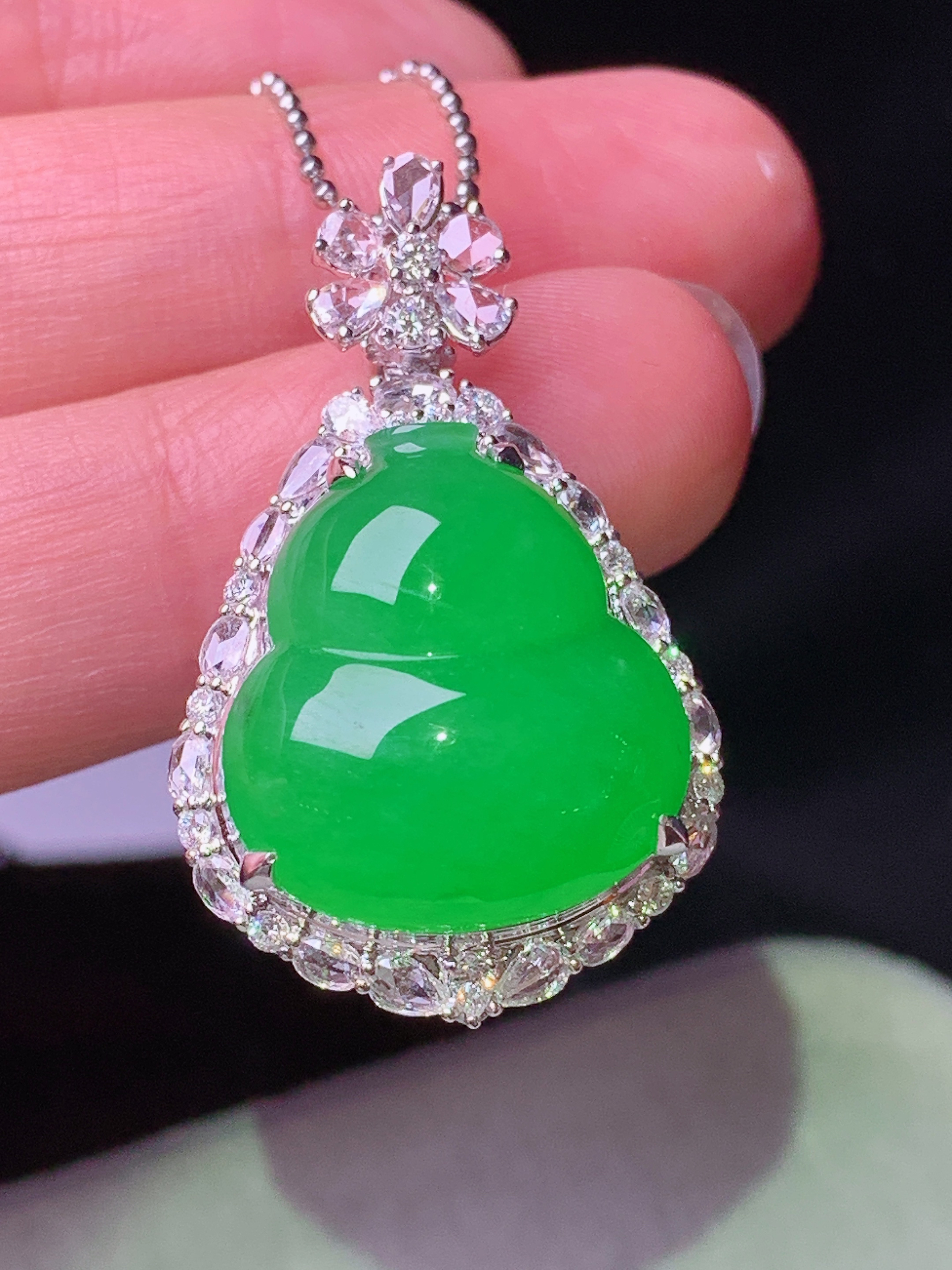 18k金钻镶嵌冰阳绿葫芦吊坠 玉质细腻 色泽艳丽清新 水润亮眼 整体尺寸32.6*20*13.8h2